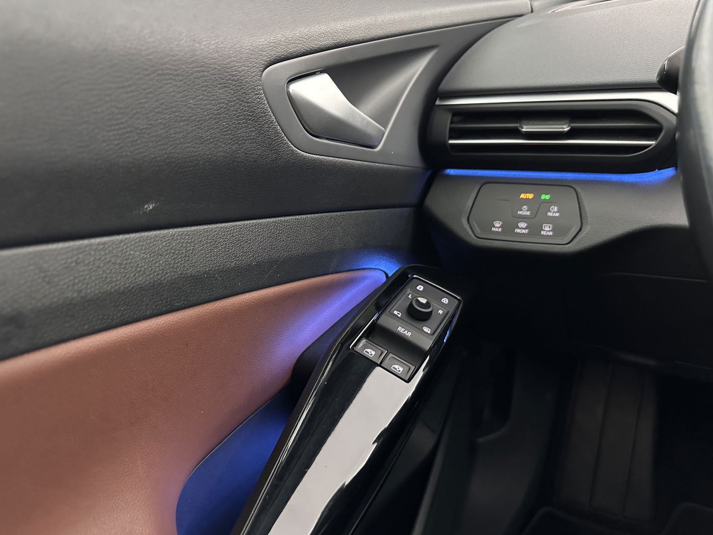 Volkswagen ID.4 First 77 kWh [ 3-Fase-11kW ] {SOH-83%} (INCL-BTW) *LEATHER-MICROFIBRE | FULL-LED | ADAPTIVE-CRUISE | HEATED-COMFORTSEATS | DIGI-COCKPIT | AMBIENTLIGHT | NAVI-FULLMAP | PDC | TOWBAR | PRIVACY-GLASS | CAMERA | 20''ALU*