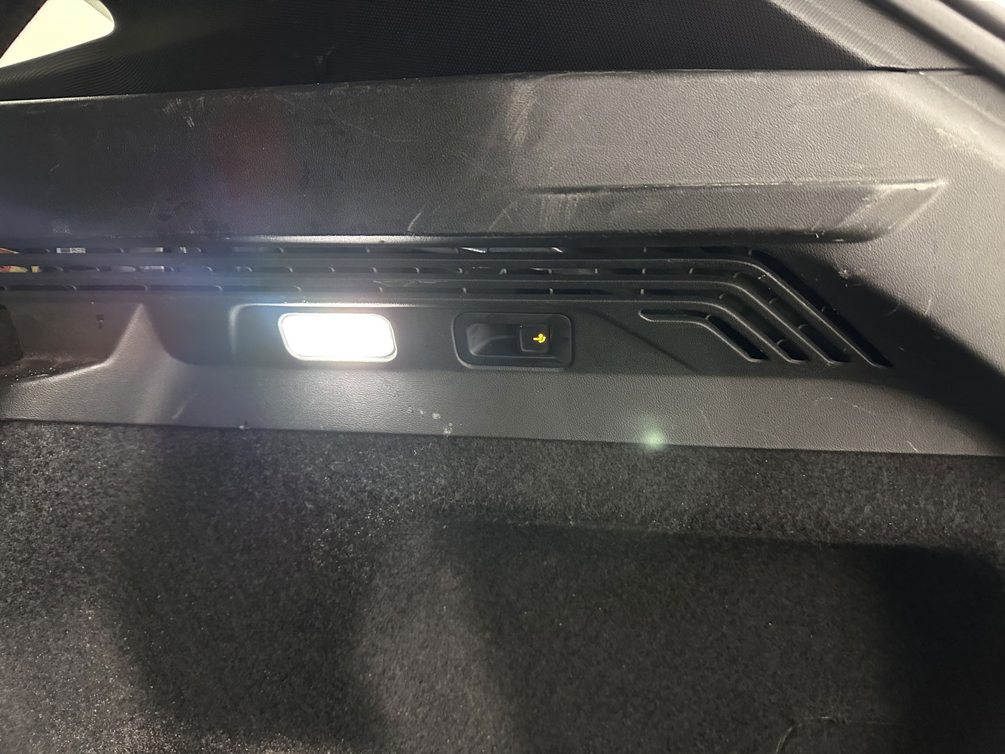 Volkswagen ID.4 First 77 kWh [ 3-Fase-11kW ] {SOH-83%} (INCL-BTW) *LEATHER-MICROFIBRE | FULL-LED | ADAPTIVE-CRUISE | HEATED-COMFORTSEATS | DIGI-COCKPIT | AMBIENTLIGHT | NAVI-FULLMAP | PDC | TOWBAR | PRIVACY-GLASS | CAMERA | 20''ALU*