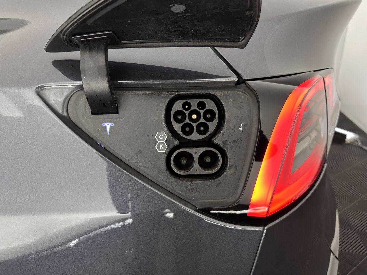 Tesla Model Y Long Range AWD 75 kWh [ 3-Fase-11kW ] {SOH-87%} (INCL-BTW) Aut. *PANO | AUTO-PILOT | LEATHER | NAVI-FULLMAP | MATRIX-LED | KEYLESS | CAMERA | DAB+ | HEATED-COMFORTSEATS | PRIVACY-GLASS | TOPVIEW |  19''ALU*