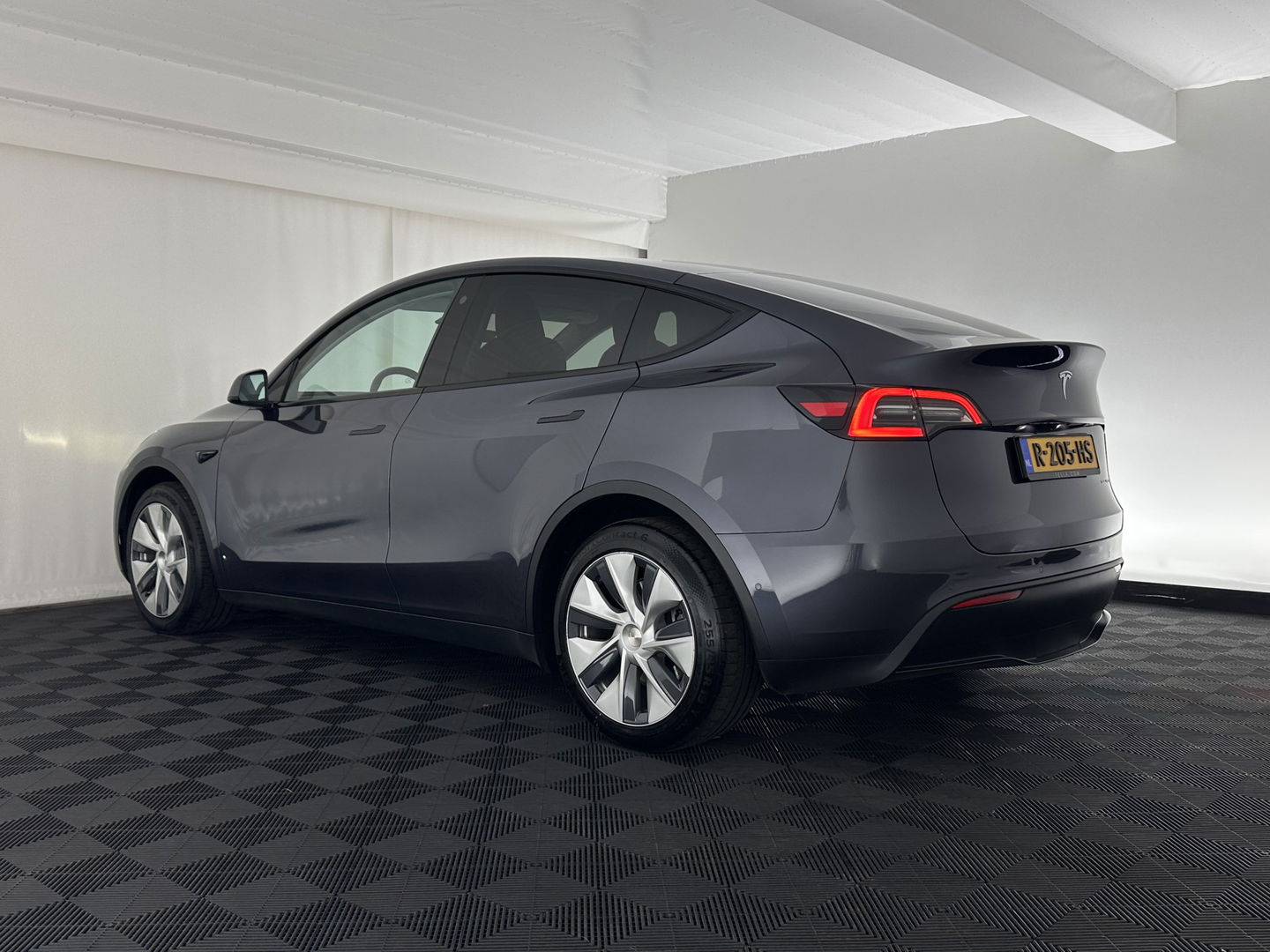 Tesla Model Y Long Range AWD 75 kWh [ 3-Fase-11kW ] {SOH-87%} (INCL-BTW) Aut. *PANO | AUTO-PILOT | LEATHER | NAVI-FULLMAP | MATRIX-LED | KEYLESS | CAMERA | DAB+ | HEATED-COMFORTSEATS | PRIVACY-GLASS | TOPVIEW |  19''ALU*
