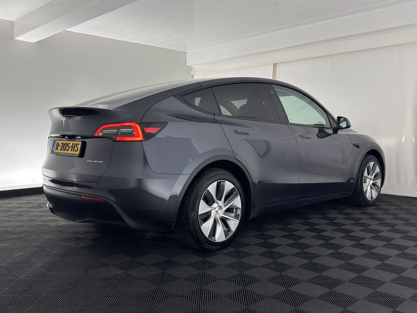 Tesla Model Y Long Range AWD 75 kWh [ 3-Fase-11kW ] {SOH-87%} (INCL-BTW) Aut. *PANO | AUTO-PILOT | LEATHER | NAVI-FULLMAP | MATRIX-LED | KEYLESS | CAMERA | DAB+ | HEATED-COMFORTSEATS | PRIVACY-GLASS | TOPVIEW |  19''ALU*