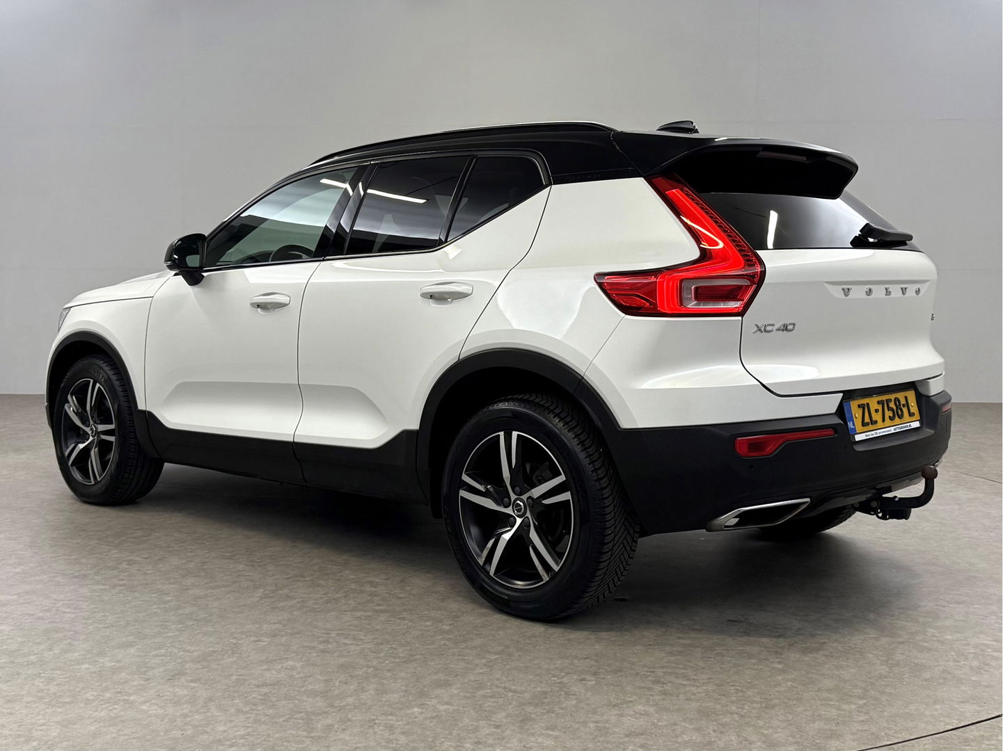 Volvo XC40 1.5 T3 R-Design | Pano | Virtual | Camera | Stoel/Stuur verw. | Adap. Cruise | Trekh. | Carplay | NAP
