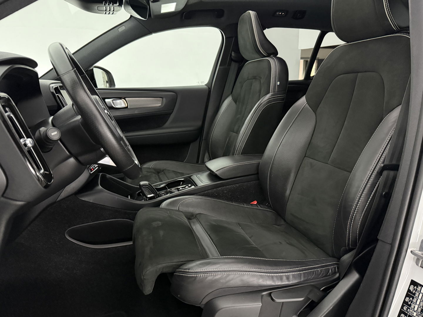 Volvo XC40 1.5 T3 R-Design | Pano | Virtual | Camera | Stoel/Stuur verw. | Adap. Cruise | Trekh. | Carplay | NAP