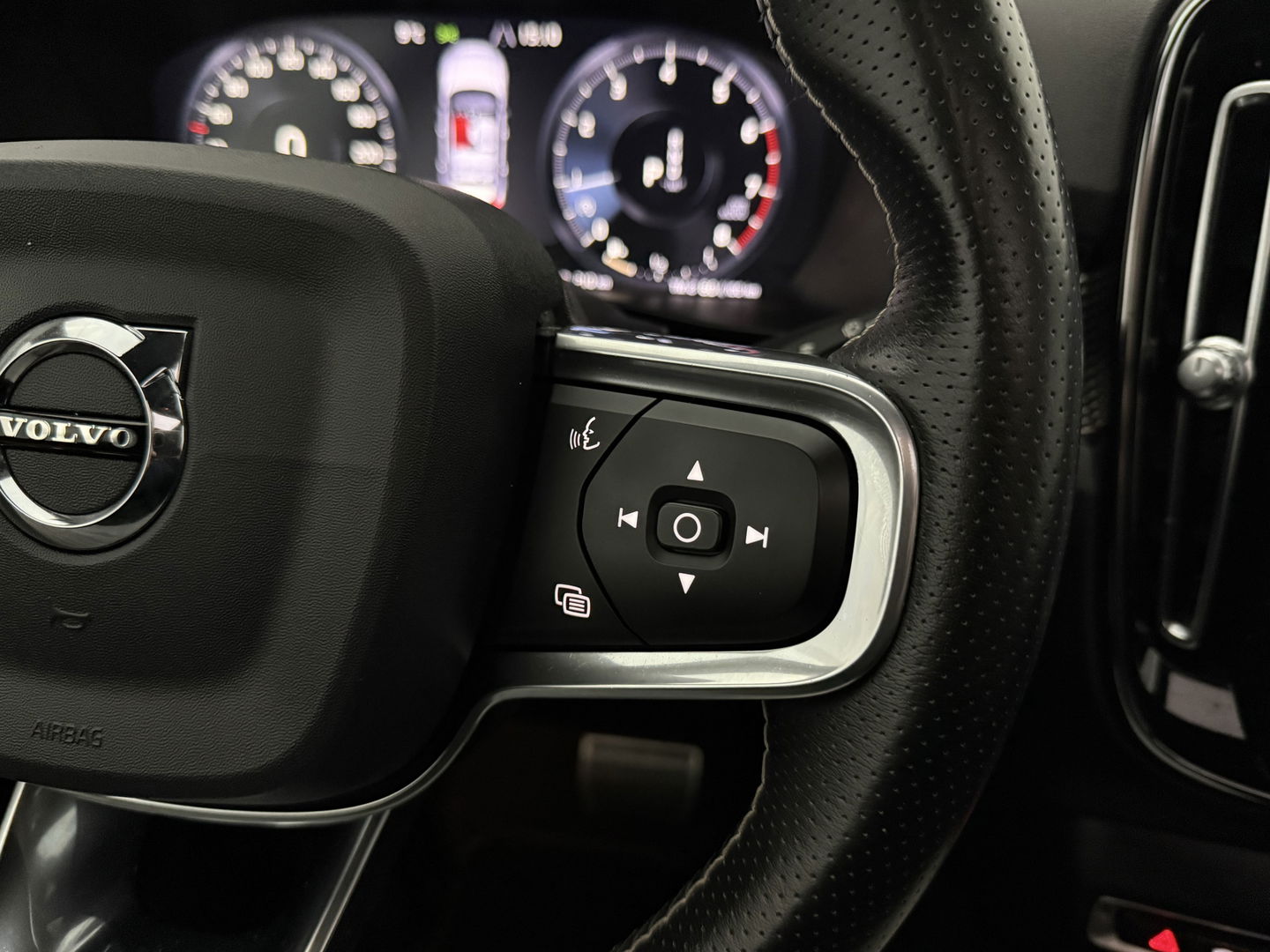 Volvo XC40 1.5 T3 R-Design | Pano | Virtual | Camera | Stoel/Stuur verw. | Adap. Cruise | Trekh. | Carplay | NAP