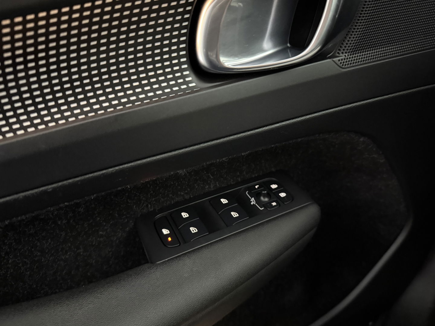 Volvo XC40 1.5 T3 R-Design | Pano | Virtual | Camera | Stoel/Stuur verw. | Adap. Cruise | Trekh. | Carplay | NAP