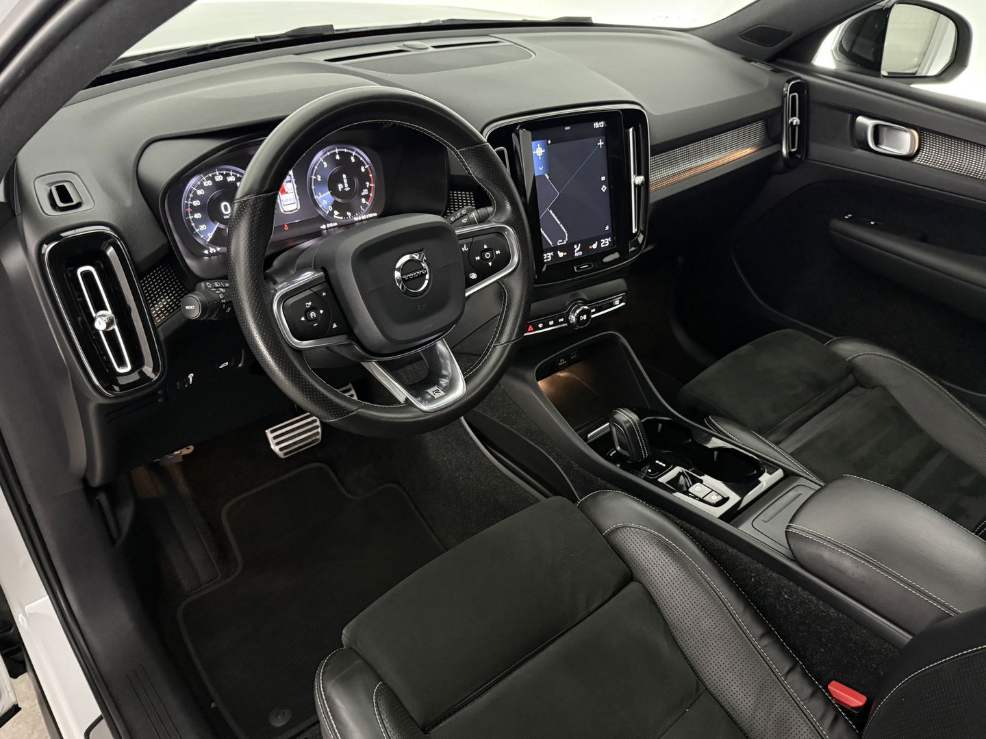 Volvo XC40 1.5 T3 R-Design | Pano | Virtual | Camera | Stoel/Stuur verw. | Adap. Cruise | Trekh. | Carplay | NAP