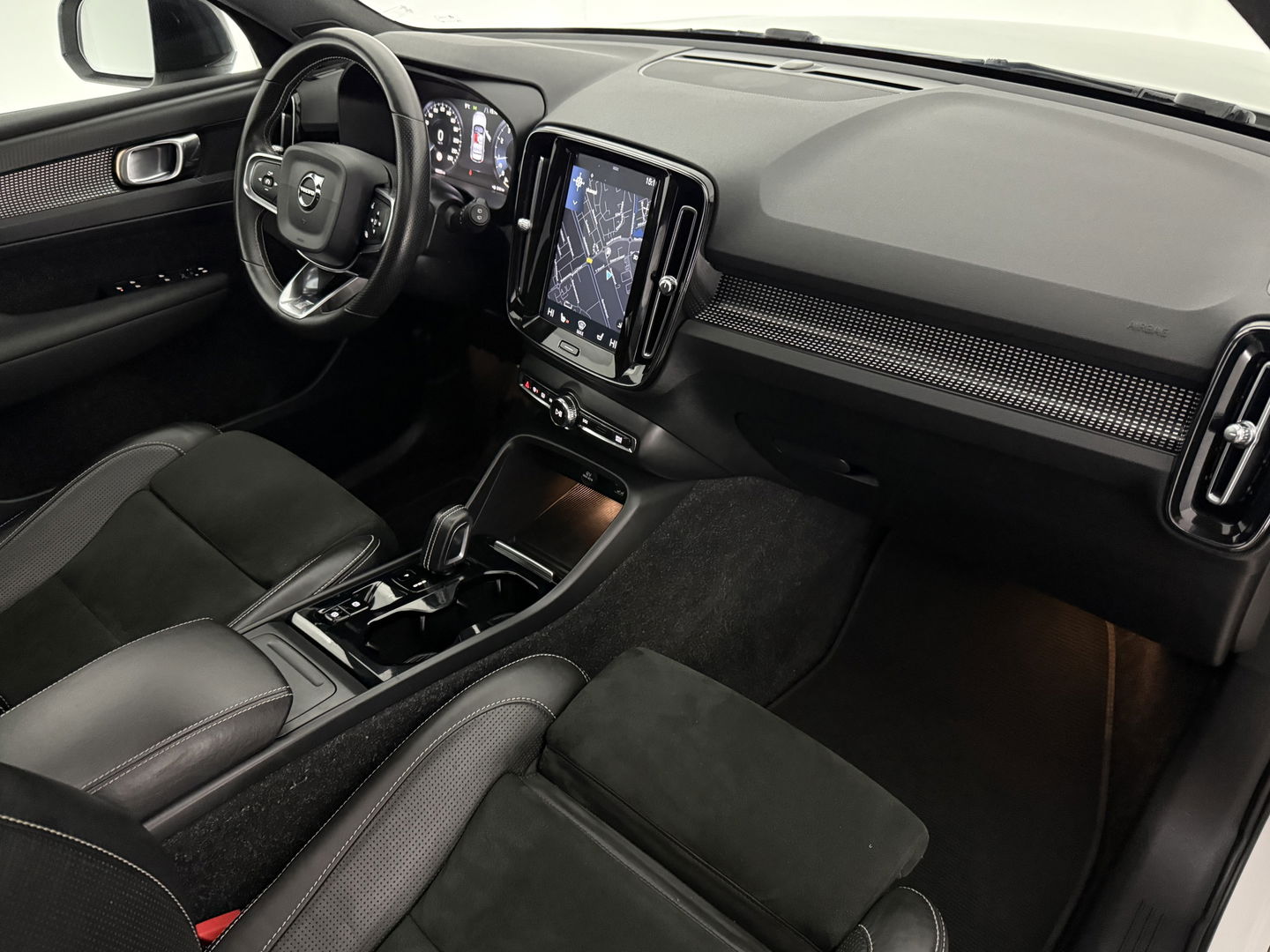Volvo XC40 1.5 T3 R-Design | Pano | Virtual | Camera | Stoel/Stuur verw. | Adap. Cruise | Trekh. | Carplay | NAP