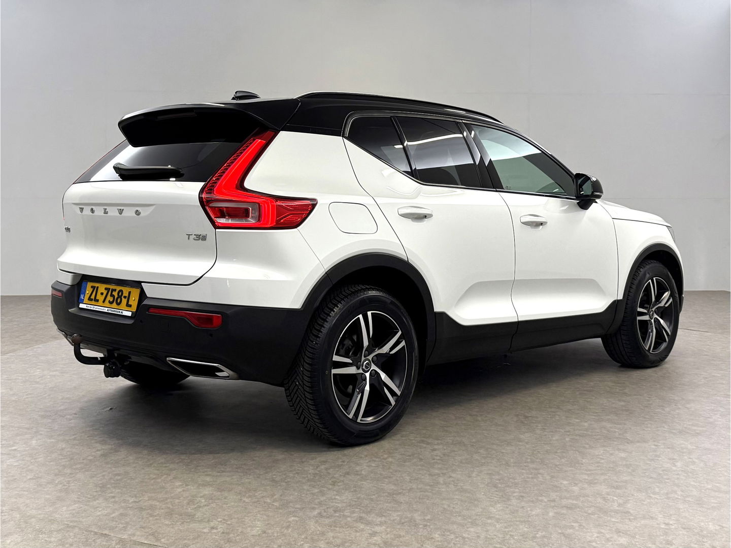 Volvo XC40 1.5 T3 R-Design | Pano | Virtual | Camera | Stoel/Stuur verw. | Adap. Cruise | Trekh. | Carplay | NAP