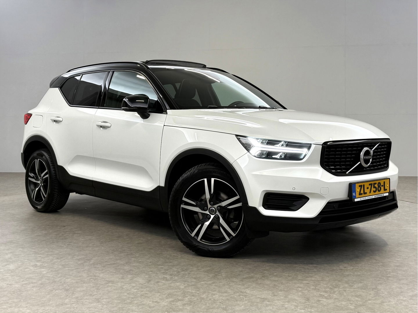 Volvo XC40 1.5 T3 R-Design | Pano | Virtual | Camera | Stoel/Stuur verw. | Adap. Cruise | Trekh. | Carplay | NAP