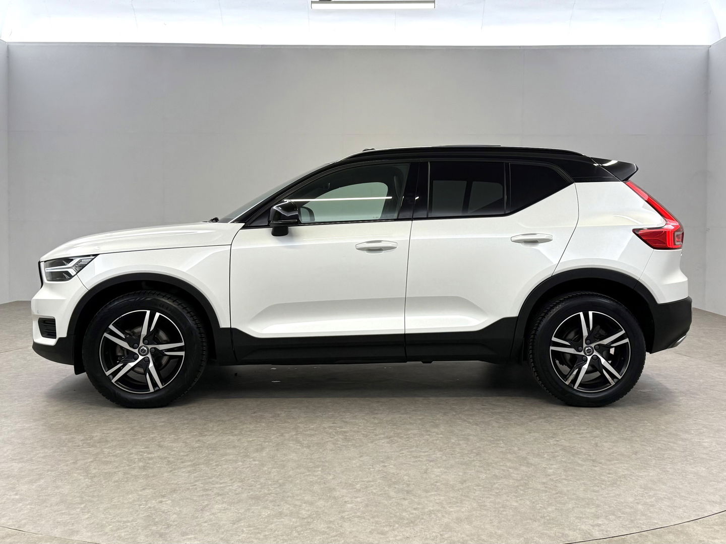Volvo XC40 1.5 T3 R-Design | Pano | Virtual | Camera | Stoel/Stuur verw. | Adap. Cruise | Trekh. | Carplay | NAP
