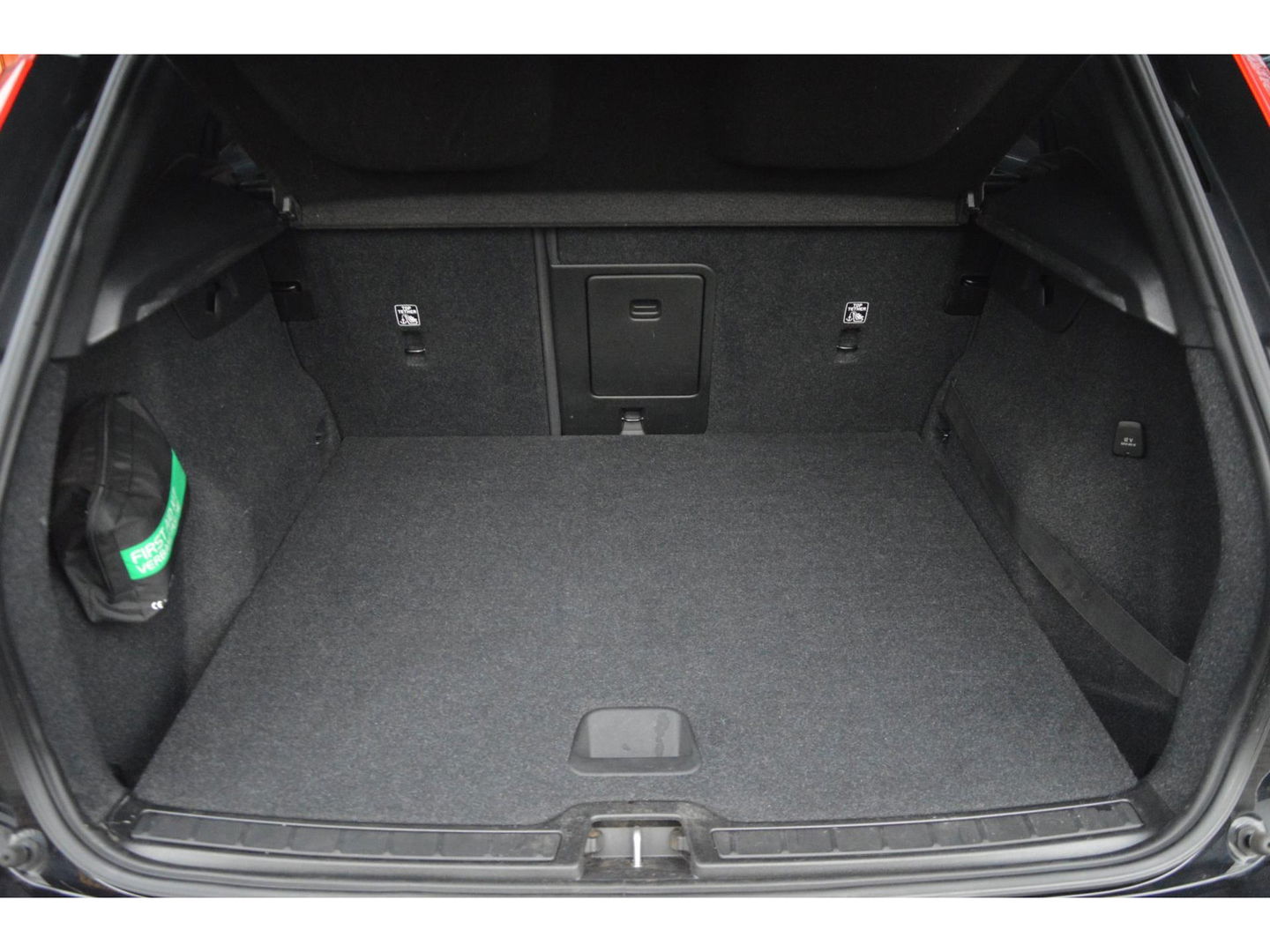 Volvo XC40 T3 Business Pro | Trekhaak | Adaptive Cruise | Apple Car-Play | Dodehoek sensoren | Goed onderhouden |