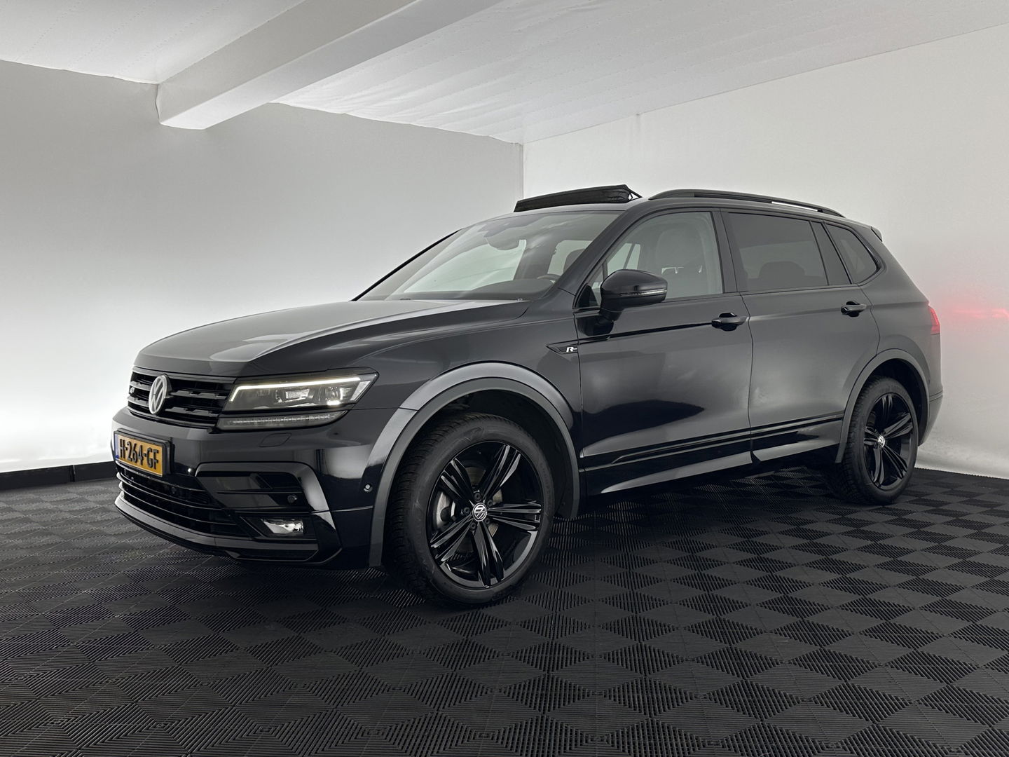 Volkswagen Tiguan Allspace 1.5 TSI R-Line Highline Business [ 7-Pers. ] Aut. *PANO | ARTVELOURS | FULL-LED | DIGI-COCKPIT | KEYLESS | ADAPTIVE-CRUISE | CAMERA | SHIFTPADDLES | CARPLAY | DAB+ | HEATED-COMFORTSEATS | NAVI-FULLMAP | PRIVACYGLASS | 19''ALU*