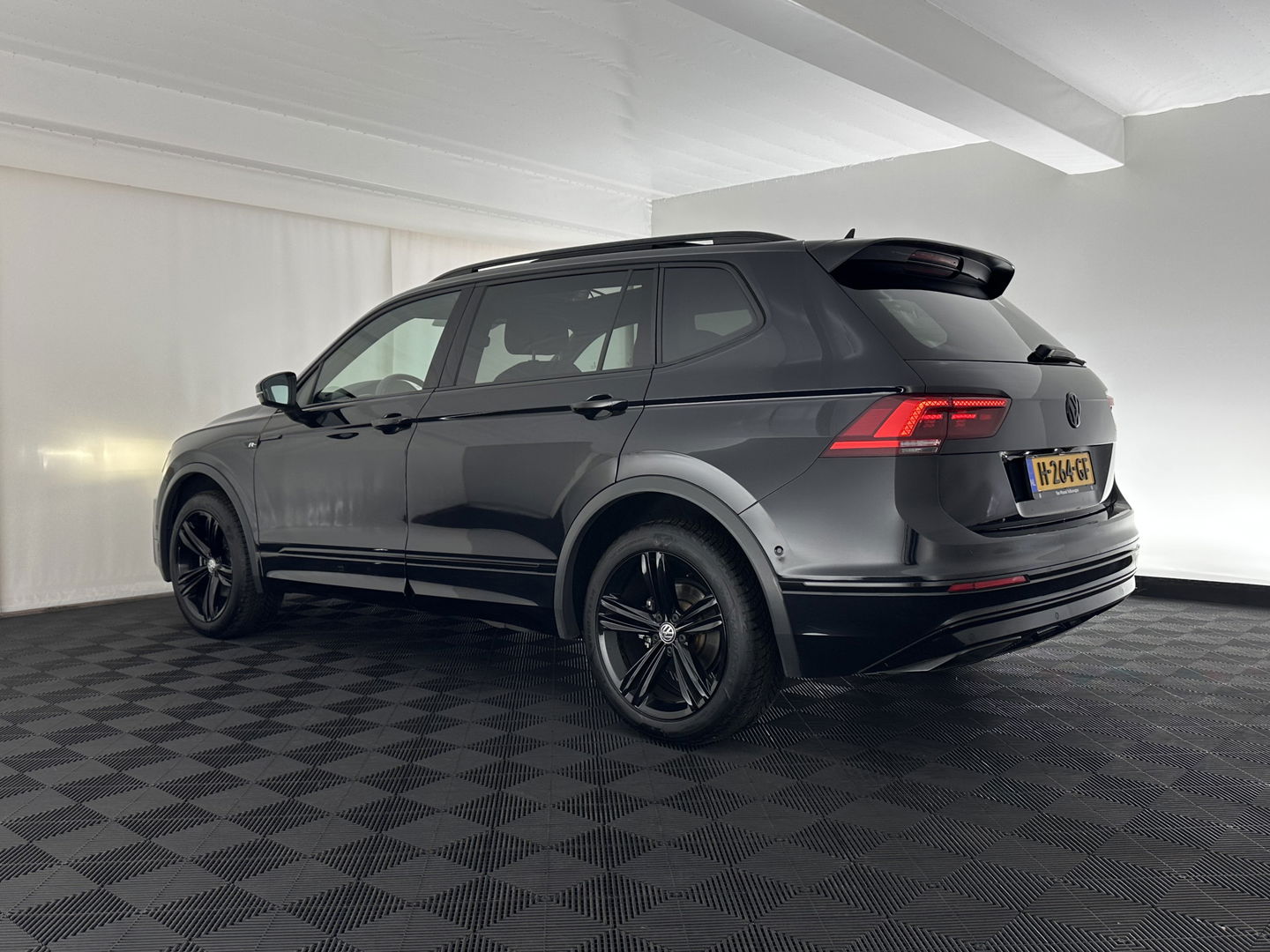 Volkswagen Tiguan Allspace 1.5 TSI R-Line Highline Business [ 7-Pers. ] Aut. *PANO | ARTVELOURS | FULL-LED | DIGI-COCKPIT | KEYLESS | ADAPTIVE-CRUISE | CAMERA | SHIFTPADDLES | CARPLAY | DAB+ | HEATED-COMFORTSEATS | NAVI-FULLMAP | PRIVACYGLASS | 19''ALU*