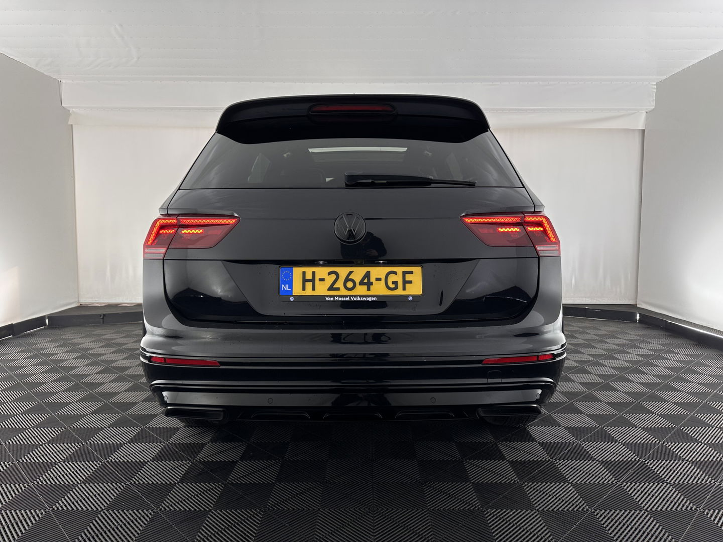 Volkswagen Tiguan Allspace 1.5 TSI R-Line Highline Business [ 7-Pers. ] Aut. *PANO | ARTVELOURS | FULL-LED | DIGI-COCKPIT | KEYLESS | ADAPTIVE-CRUISE | CAMERA | SHIFTPADDLES | CARPLAY | DAB+ | HEATED-COMFORTSEATS | NAVI-FULLMAP | PRIVACYGLASS | 19''ALU*