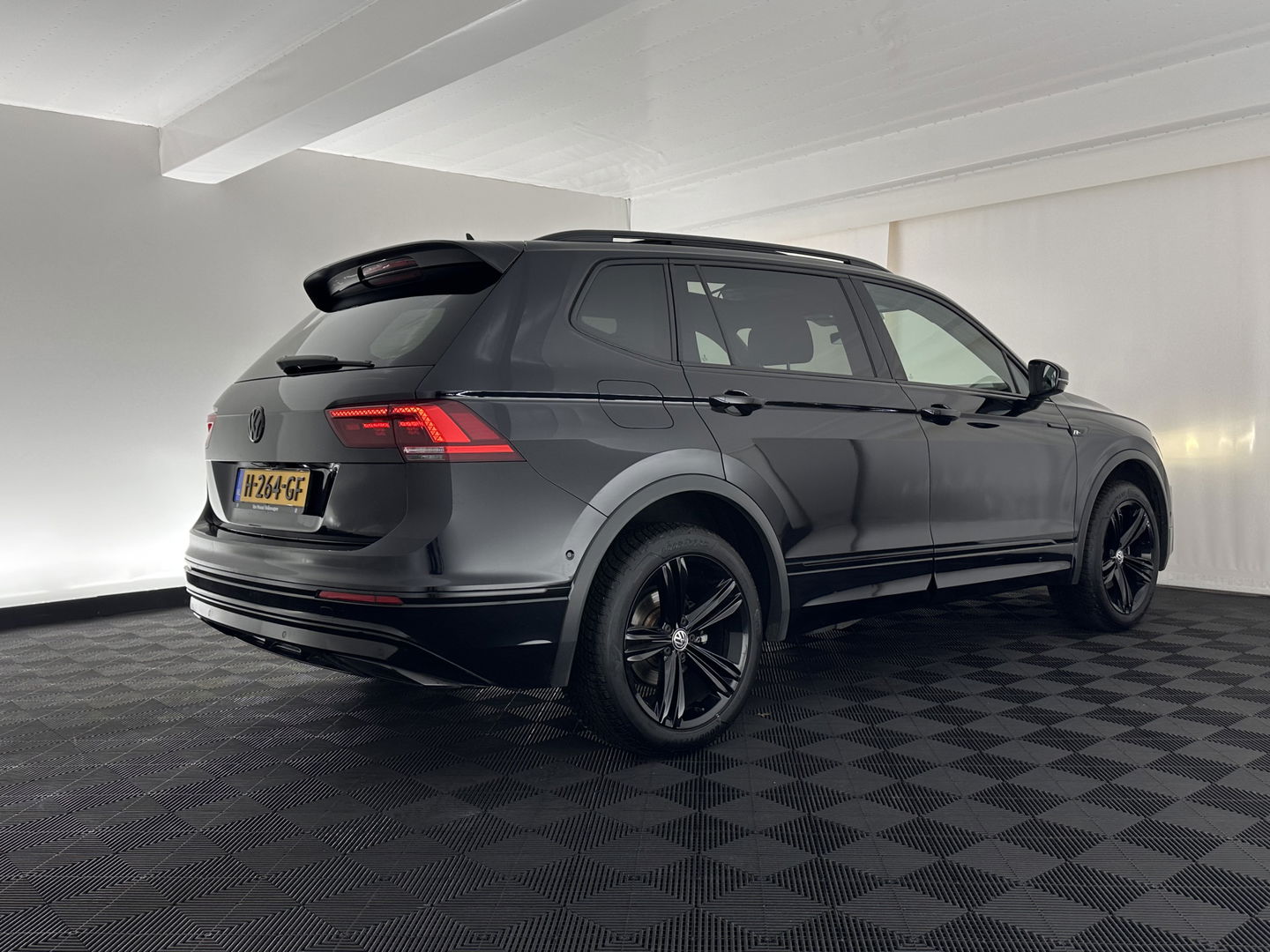 Volkswagen Tiguan Allspace 1.5 TSI R-Line Highline Business [ 7-Pers. ] Aut. *PANO | ARTVELOURS | FULL-LED | DIGI-COCKPIT | KEYLESS | ADAPTIVE-CRUISE | CAMERA | SHIFTPADDLES | CARPLAY | DAB+ | HEATED-COMFORTSEATS | NAVI-FULLMAP | PRIVACYGLASS | 19''ALU*