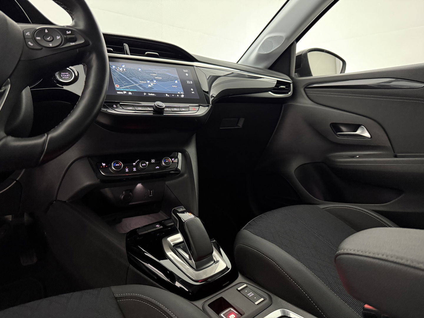 Opel CORSA-E Elegance 50 kWh | SOH 98% | Snelladen | Virtual | Carplay | Cruise | Stoel/Stuur verw. | Parkeersens. | NAP