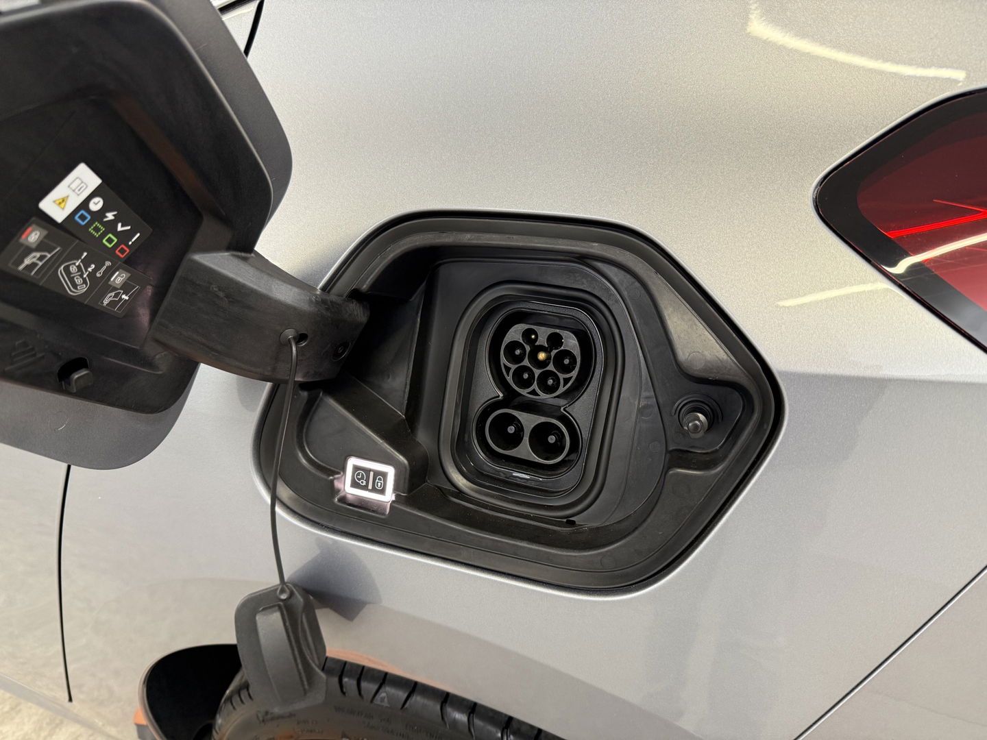 Opel CORSA-E Elegance 50 kWh | SOH 98% | Snelladen | Virtual | Carplay | Cruise | Stoel/Stuur verw. | Parkeersens. | NAP