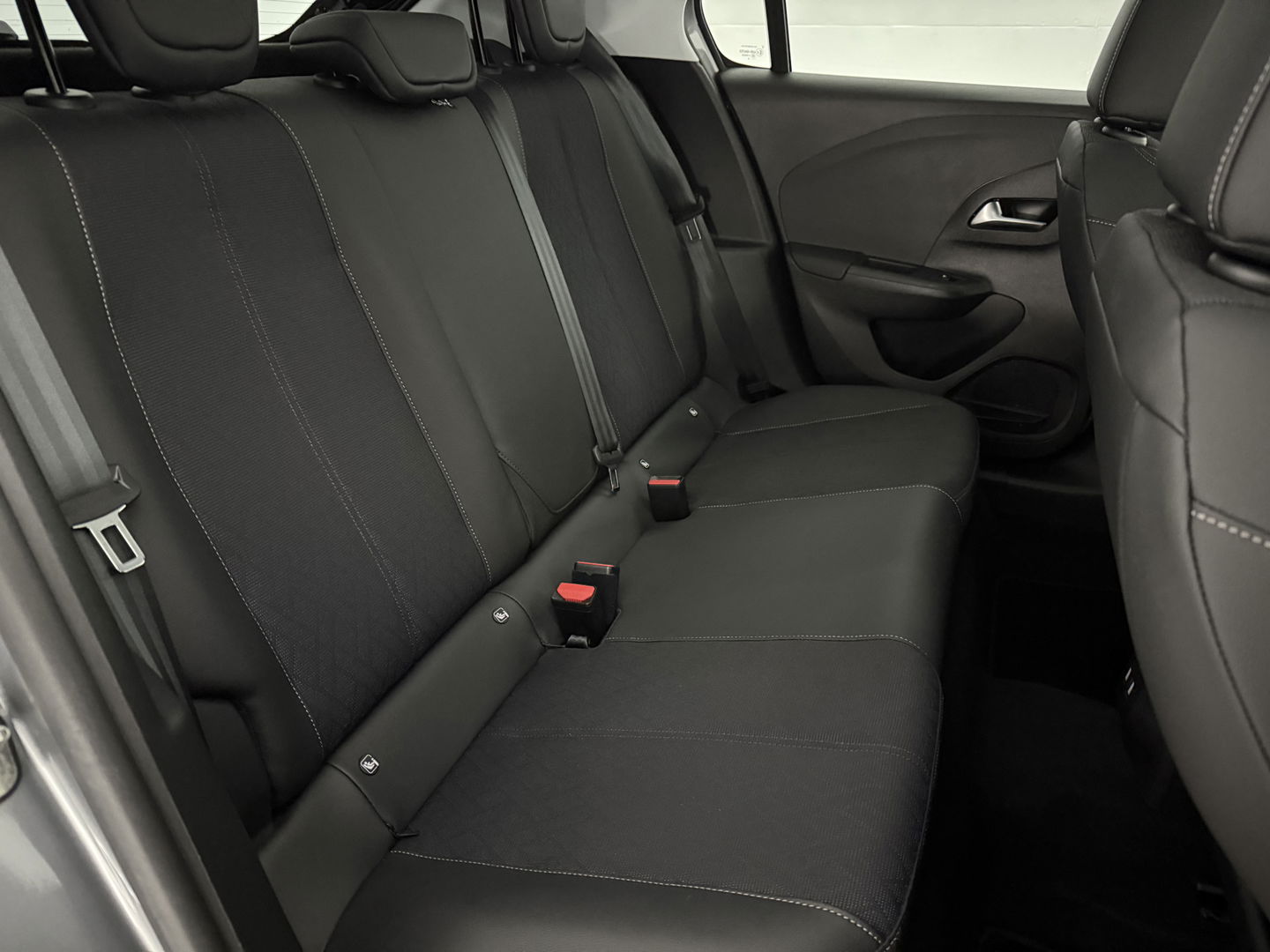 Opel CORSA-E Elegance 50 kWh | SOH 98% | Snelladen | Virtual | Carplay | Cruise | Stoel/Stuur verw. | Parkeersens. | NAP