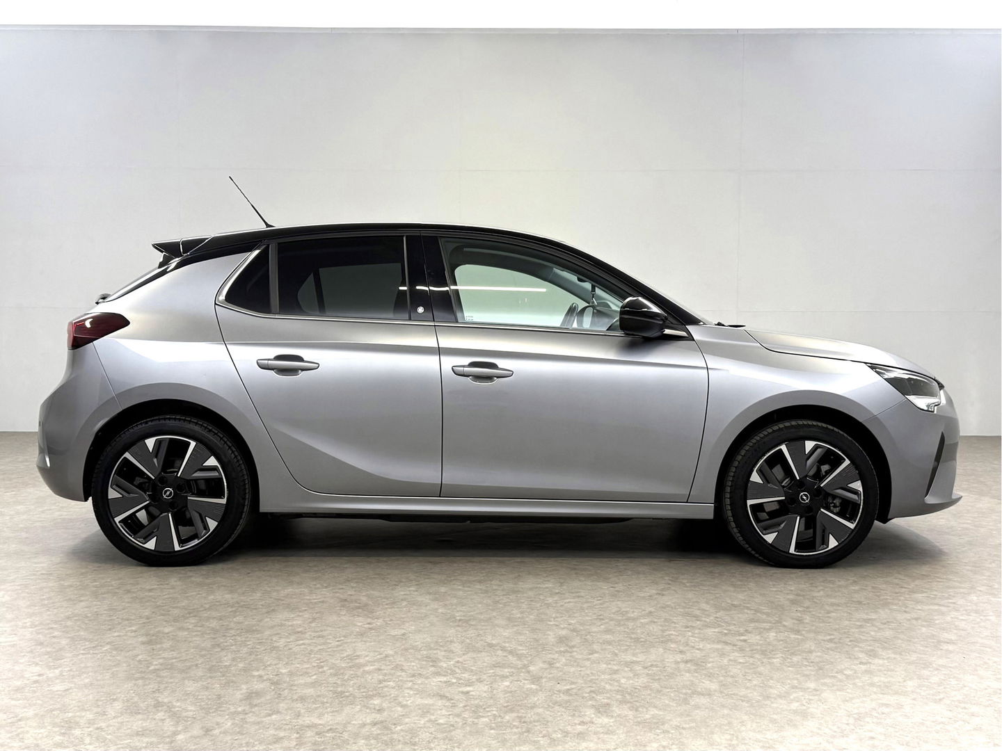 Opel CORSA-E Elegance 50 kWh | SOH 98% | Snelladen | Virtual | Carplay | Cruise | Stoel/Stuur verw. | Parkeersens. | NAP