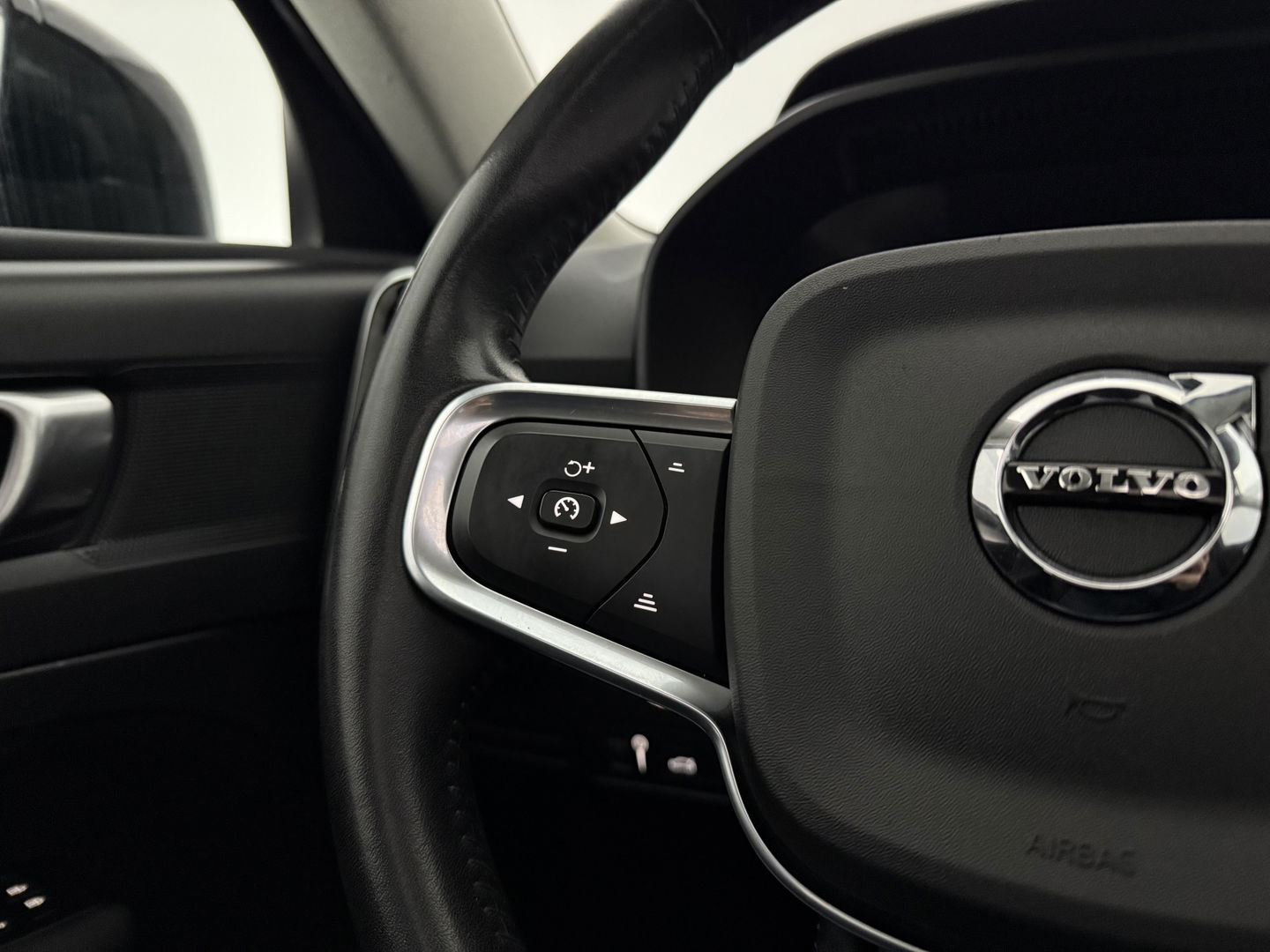 Volvo XC40 1.5 T4 Recharge R-Design | SOH 89% | Pano | Virtual | Adap.Cruise | Carplay | Trekh. | Parkeersens. | NAP