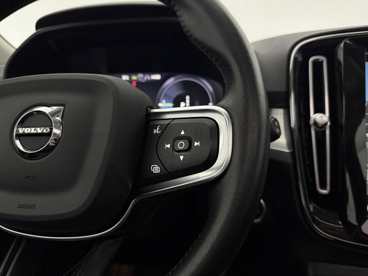 Volvo XC40 1.5 T4 Recharge R-Design | SOH 89% | Pano | Virtual | Adap.Cruise | Carplay | Trekh. | Parkeersens. | NAP