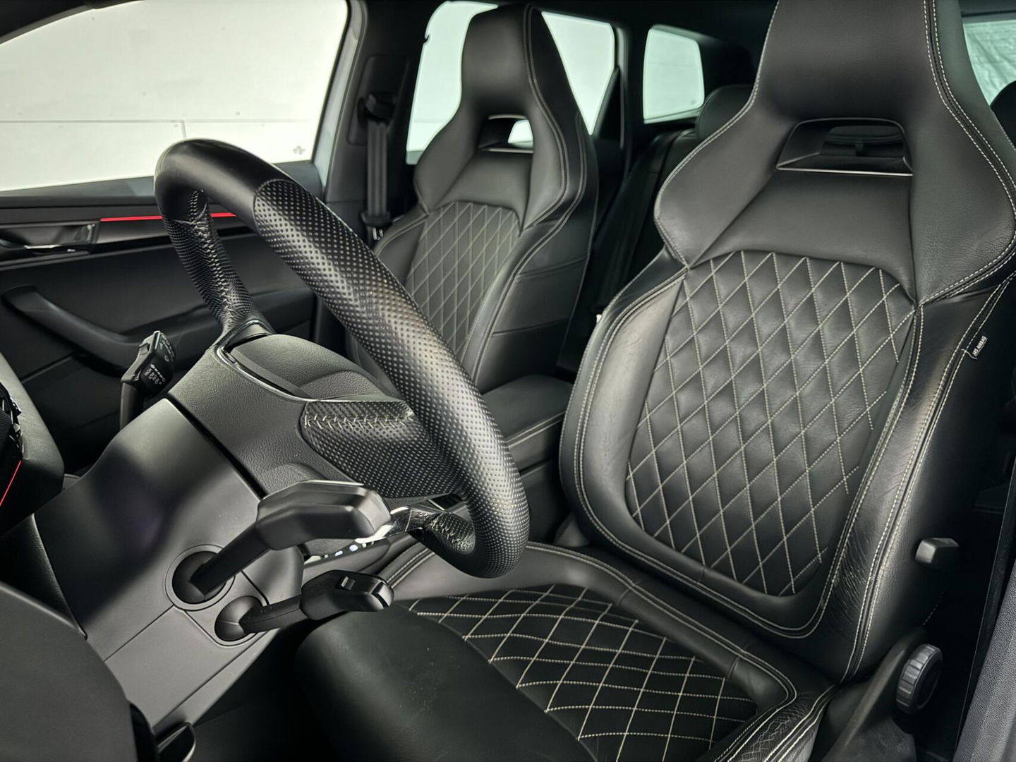 Škoda Karoq 1.5 TSI Sportline Pano Leer Carton Virtual Sfeer Trekh.