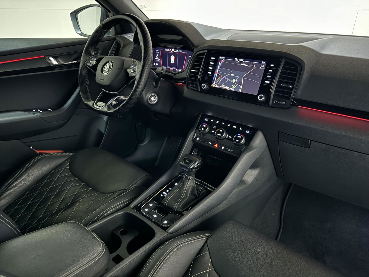 Škoda Karoq 1.5 TSI Sportline Pano Leer Carton Virtual Sfeer Trekh.