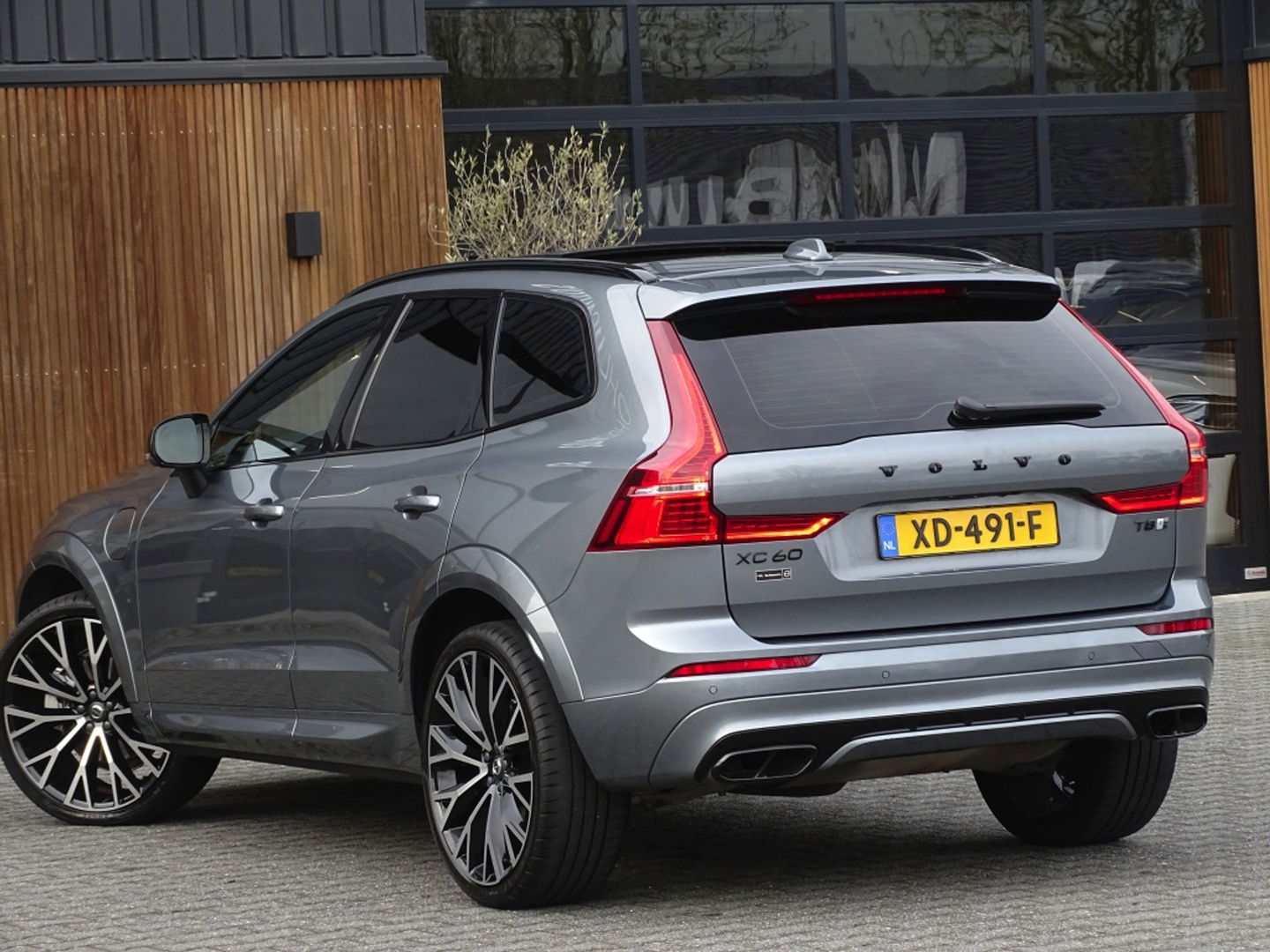Volvo XC60 T8 400PK AWD / R-Design / 360° / panoramadak / *NAP*