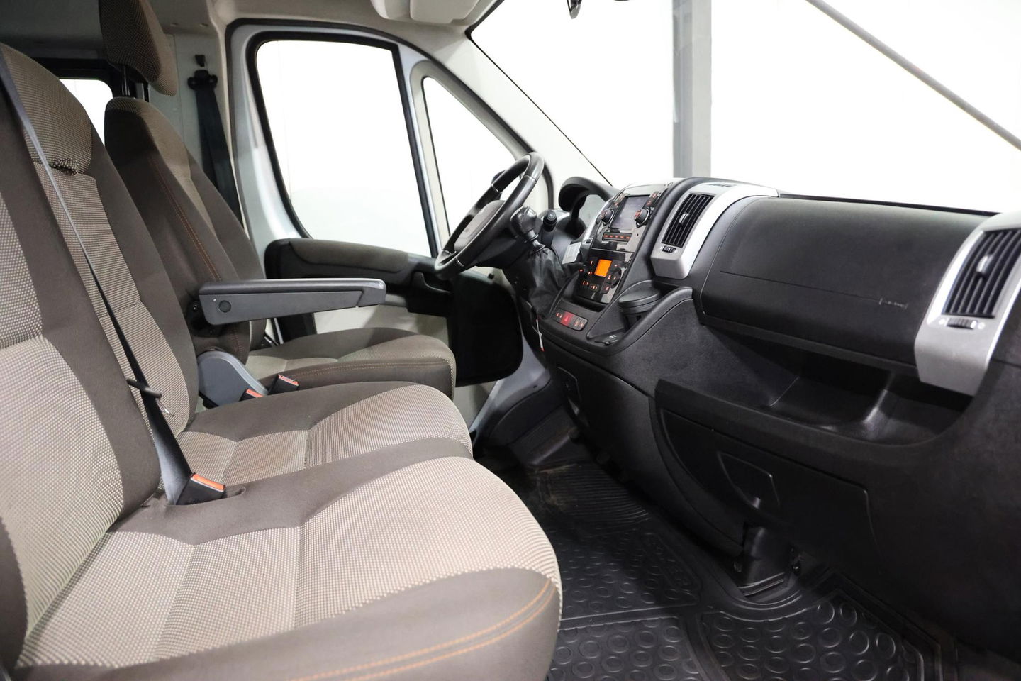 Peugeot Boxer 2.2 BlueHDI 9 Persoons Personenvervoer