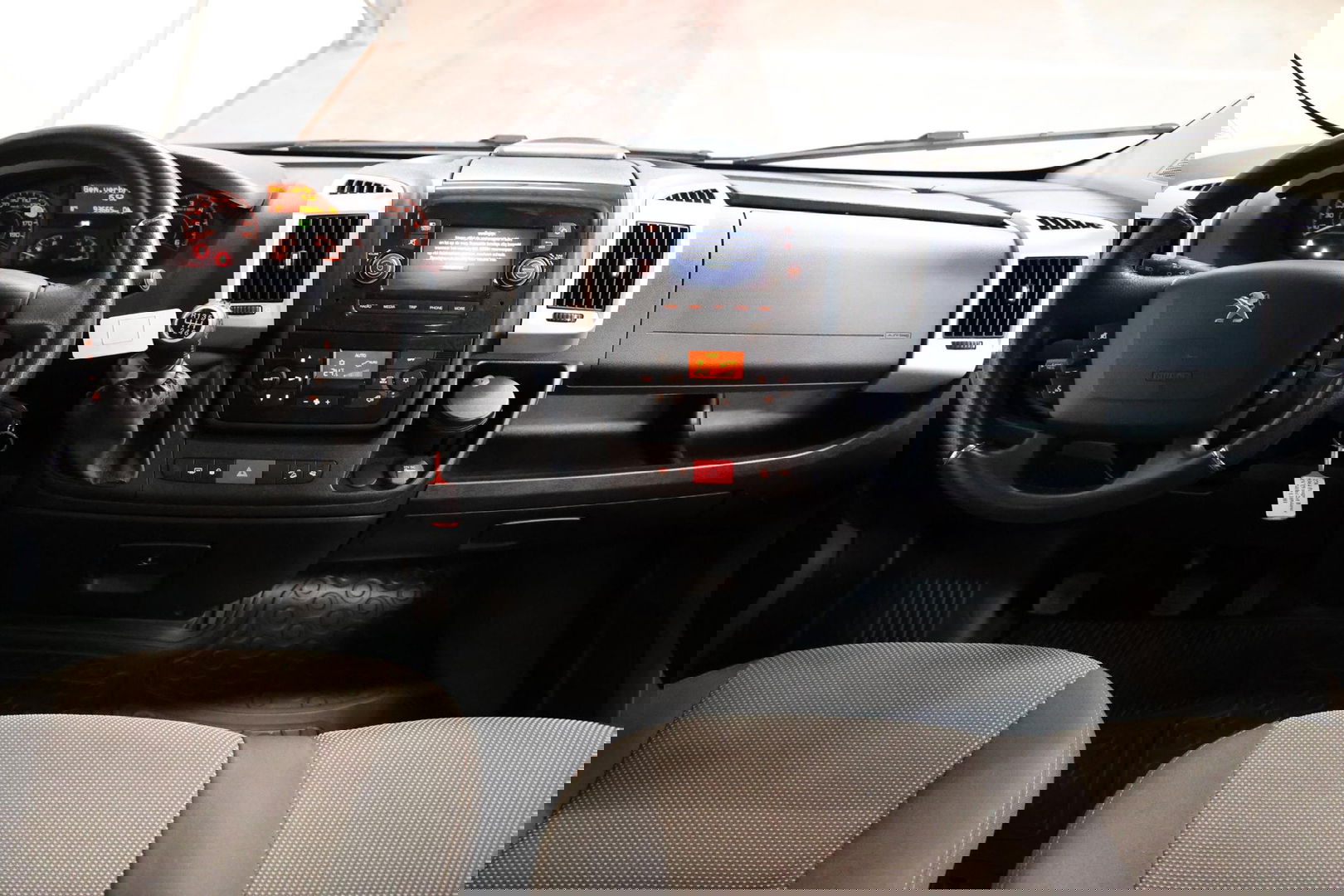 Peugeot Boxer 2.2 BlueHDI 9 Persoons Personenvervoer