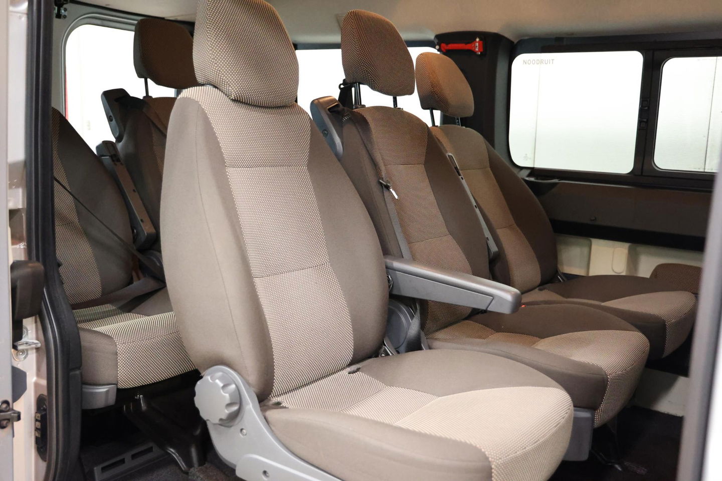 Peugeot Boxer 2.2 BlueHDI 9 Persoons Personenvervoer