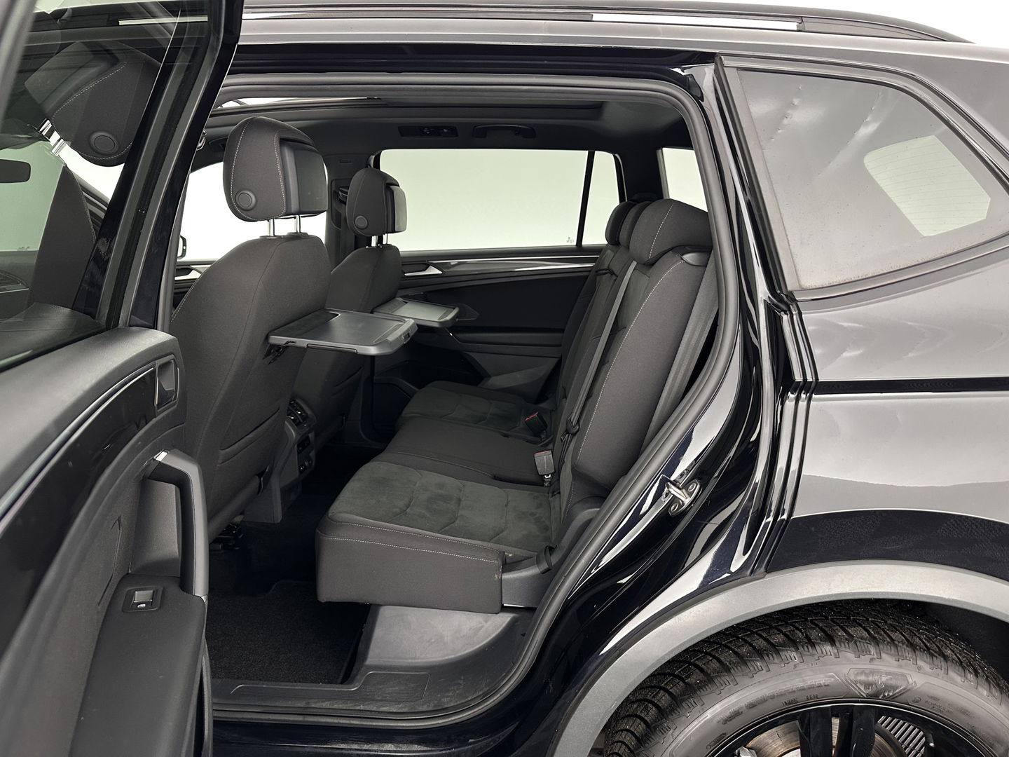 Volkswagen Tiguan Allspace 1.5 TSI R-Line Highline Business [ 7-Pers. ] Aut. *PANO | ARTVELOURS | FULL-LED | DIGI-COCKPIT | KEYLESS | ADAPTIVE-CRUISE | CAMERA | SHIFTPADDLES | CARPLAY | DAB+ | HEATED-COMFORTSEATS | NAVI-FULLMAP | PRIVACYGLASS | 19''ALU*