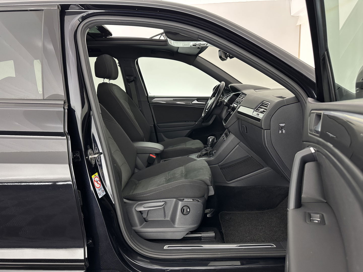 Volkswagen Tiguan Allspace 1.5 TSI R-Line Highline Business [ 7-Pers. ] Aut. *PANO | ARTVELOURS | FULL-LED | DIGI-COCKPIT | KEYLESS | ADAPTIVE-CRUISE | CAMERA | SHIFTPADDLES | CARPLAY | DAB+ | HEATED-COMFORTSEATS | NAVI-FULLMAP | PRIVACYGLASS | 19''ALU*