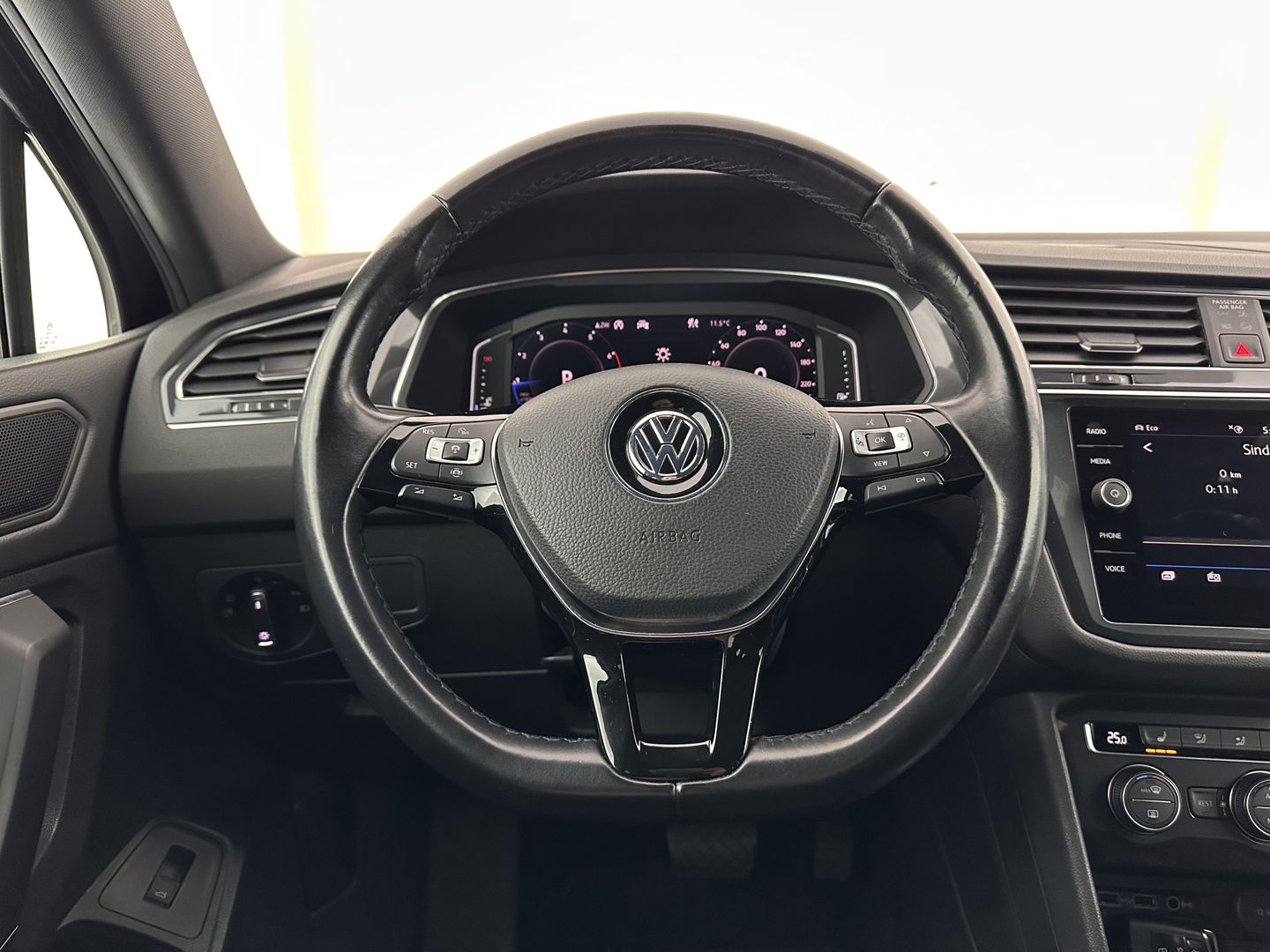 Volkswagen Tiguan Allspace 1.5 TSI R-Line Highline Business [ 7-Pers. ] Aut. *PANO | ARTVELOURS | FULL-LED | DIGI-COCKPIT | KEYLESS | ADAPTIVE-CRUISE | CAMERA | SHIFTPADDLES | CARPLAY | DAB+ | HEATED-COMFORTSEATS | NAVI-FULLMAP | PRIVACYGLASS | 19''ALU*