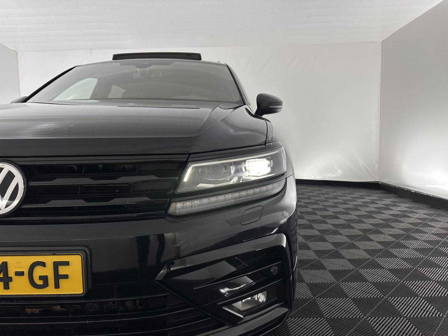 Volkswagen Tiguan Allspace 1.5 TSI R-Line Highline Business [ 7-Pers. ] Aut. *PANO | ARTVELOURS | FULL-LED | DIGI-COCKPIT | KEYLESS | ADAPTIVE-CRUISE | CAMERA | SHIFTPADDLES | CARPLAY | DAB+ | HEATED-COMFORTSEATS | NAVI-FULLMAP | PRIVACYGLASS | 19''ALU*