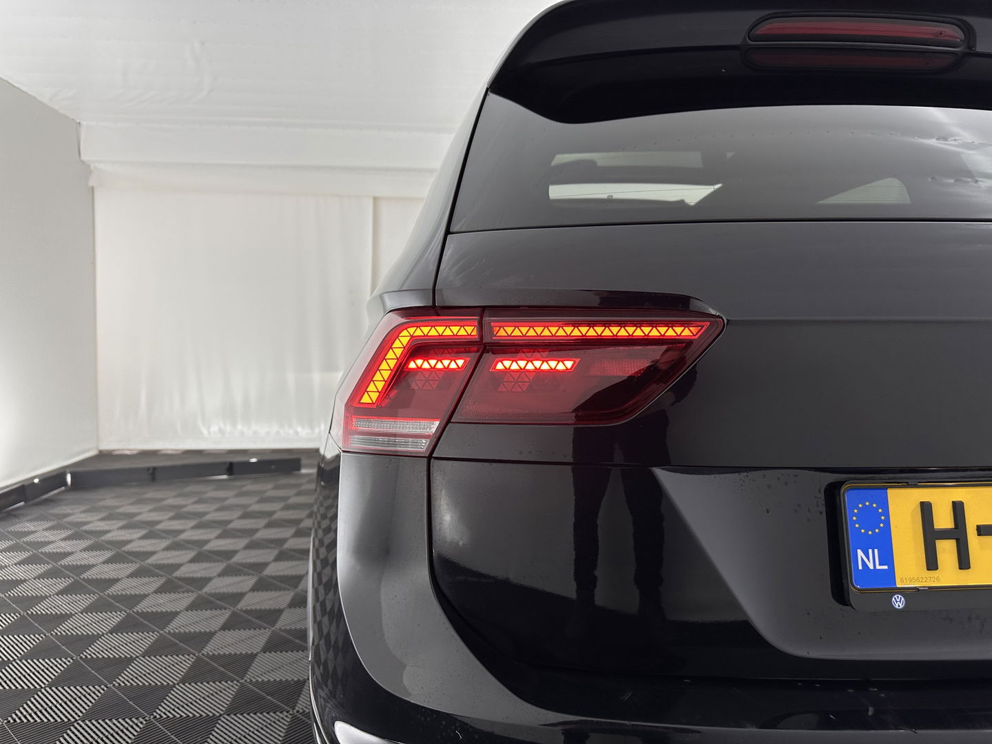 Volkswagen Tiguan Allspace 1.5 TSI R-Line Highline Business [ 7-Pers. ] Aut. *PANO | ARTVELOURS | FULL-LED | DIGI-COCKPIT | KEYLESS | ADAPTIVE-CRUISE | CAMERA | SHIFTPADDLES | CARPLAY | DAB+ | HEATED-COMFORTSEATS | NAVI-FULLMAP | PRIVACYGLASS | 19''ALU*