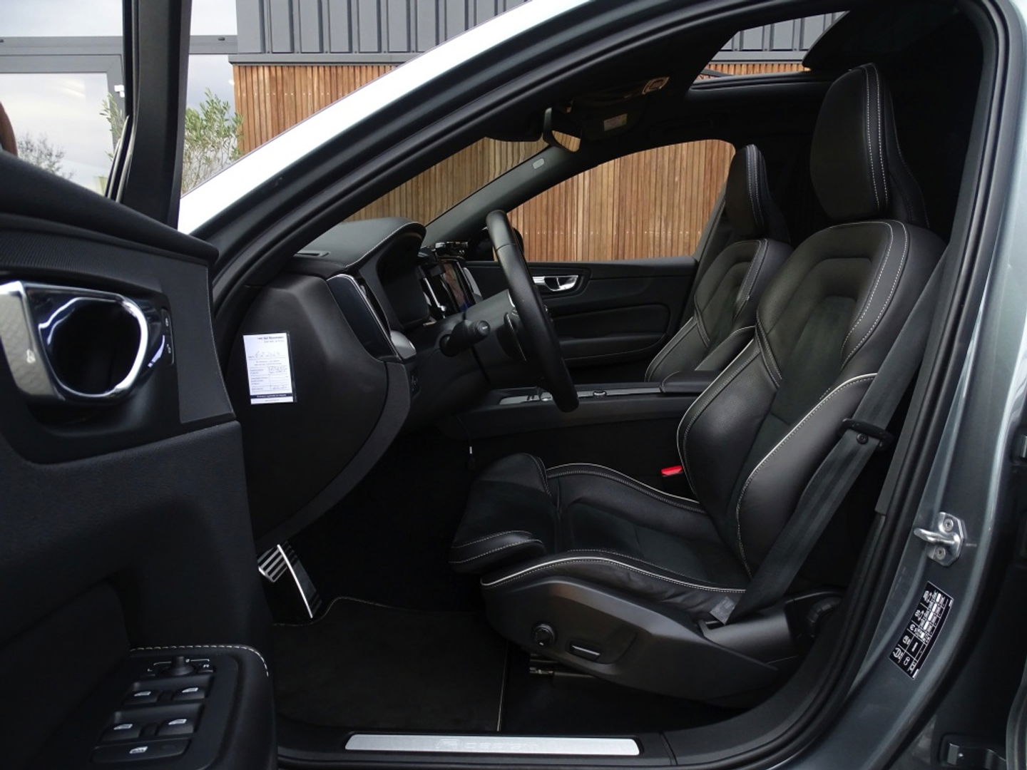 Volvo XC60 T8 400PK AWD / R-Design / 360° / panoramadak / *NAP*