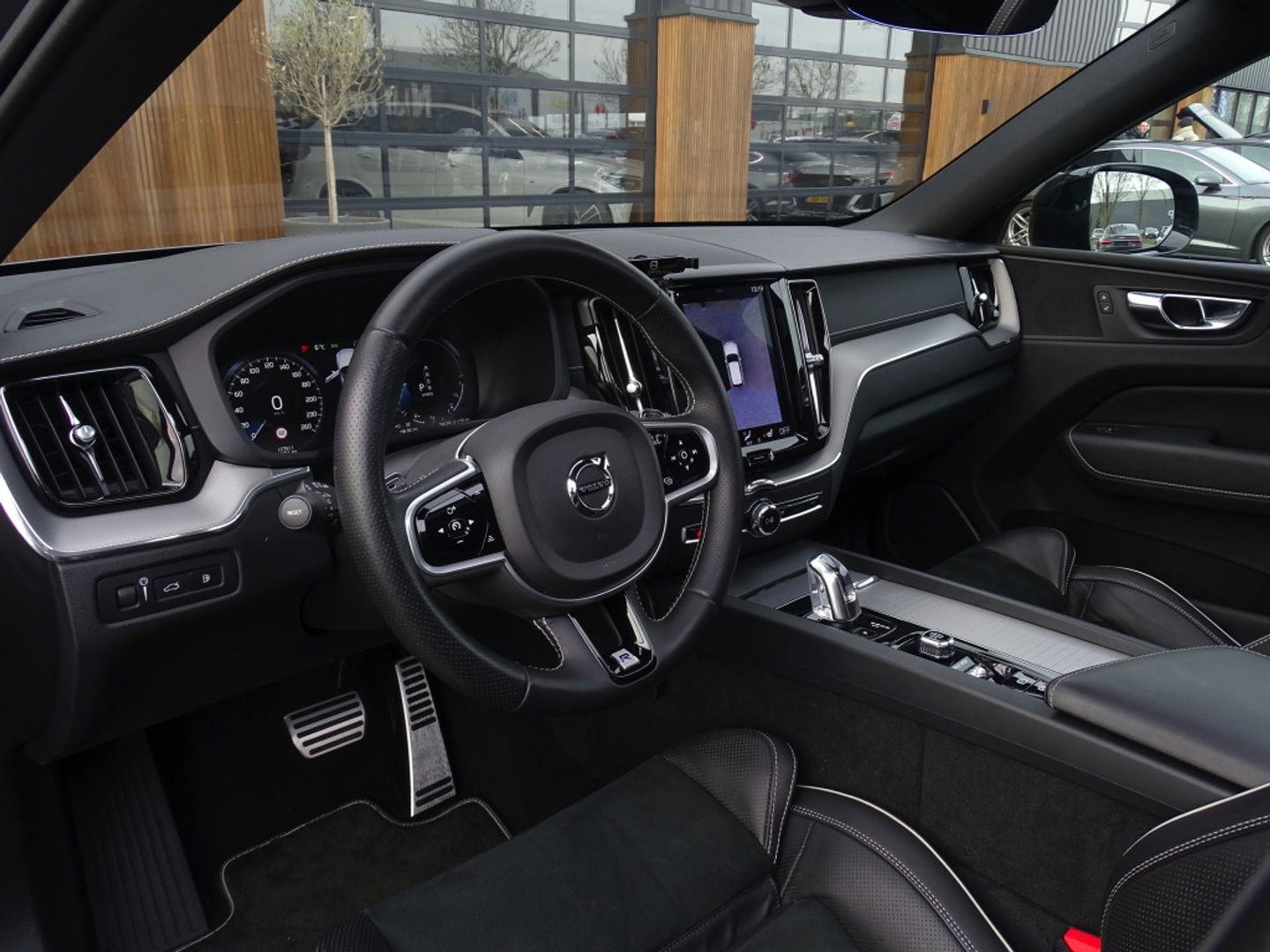 Volvo XC60 T8 400PK AWD / R-Design / 360° / panoramadak / *NAP*