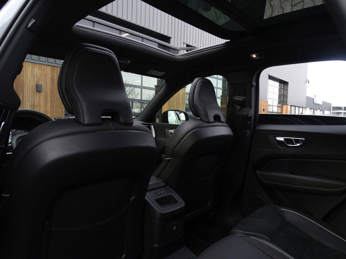 Volvo XC60 T8 400PK AWD / R-Design / 360° / panoramadak / *NAP*