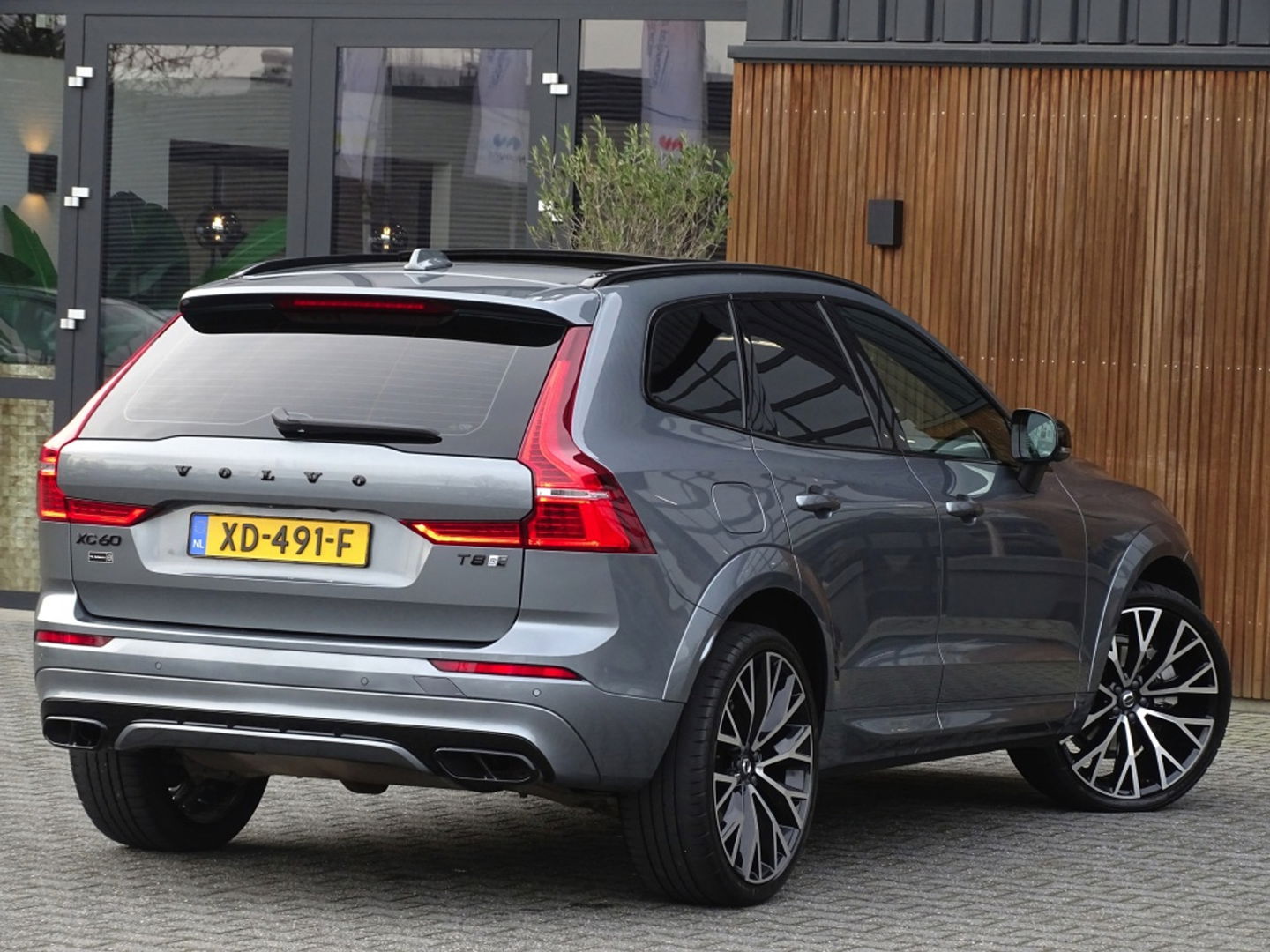 Volvo XC60 T8 400PK AWD / R-Design / 360° / panoramadak / *NAP*