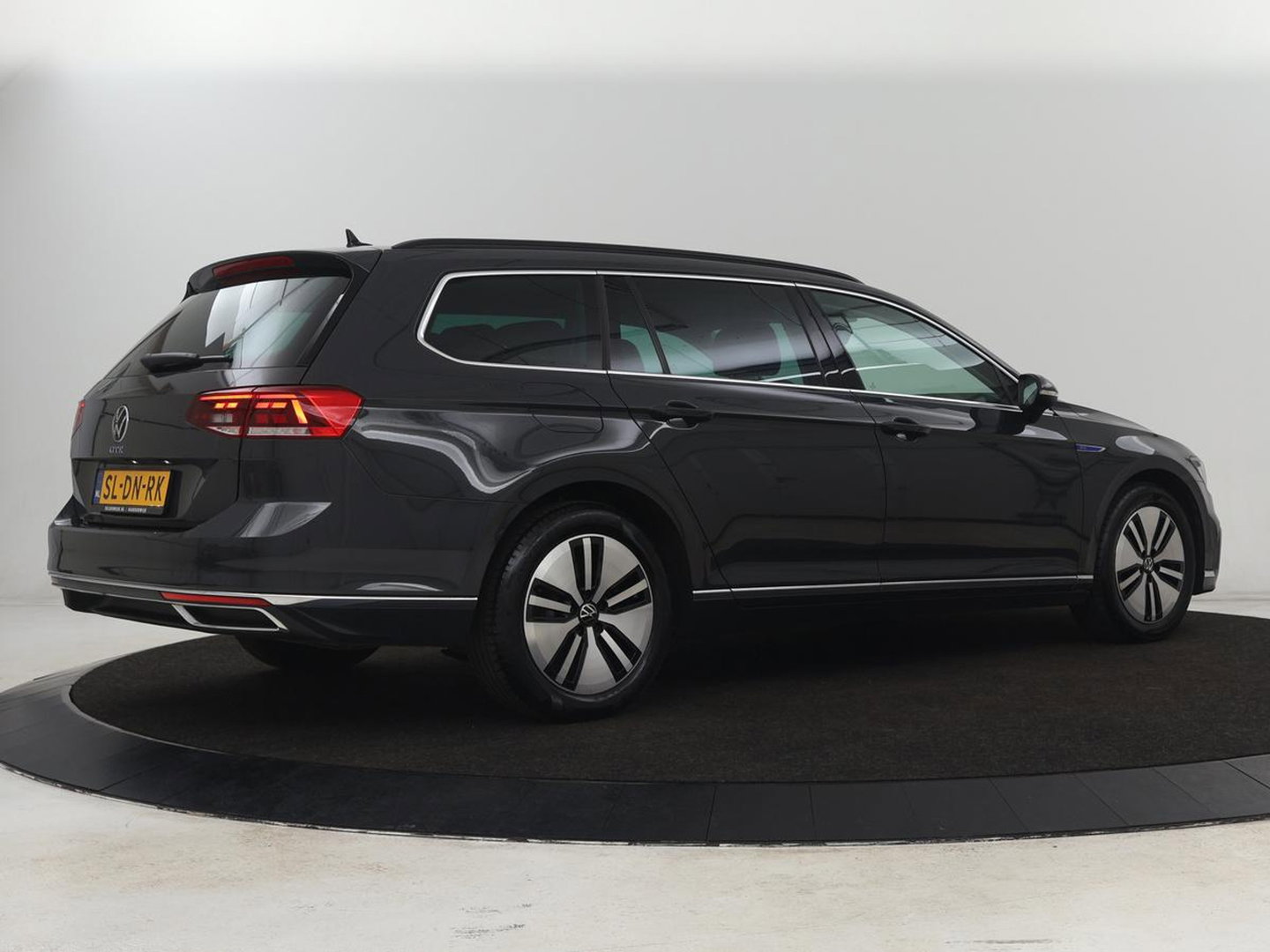 Volkswagen Passat 1.4 TSI PHEV GTE | Trekhaak | Stoelverwarming | Massage | Camera | Carplay | Navigatie | Adaptive cruise | Matrix LED | Parkeerhulp | Climate control | Plug In