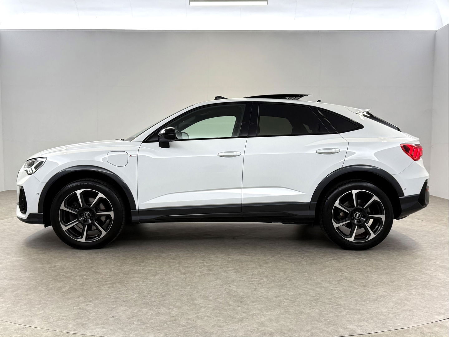 Audi Q3 45 TFSI e Sportback S-Line | SOH 96% | Pano | LED-Matrix | Camera | Virtual | Sfeer | Stoelverw. | Cruise | Navi