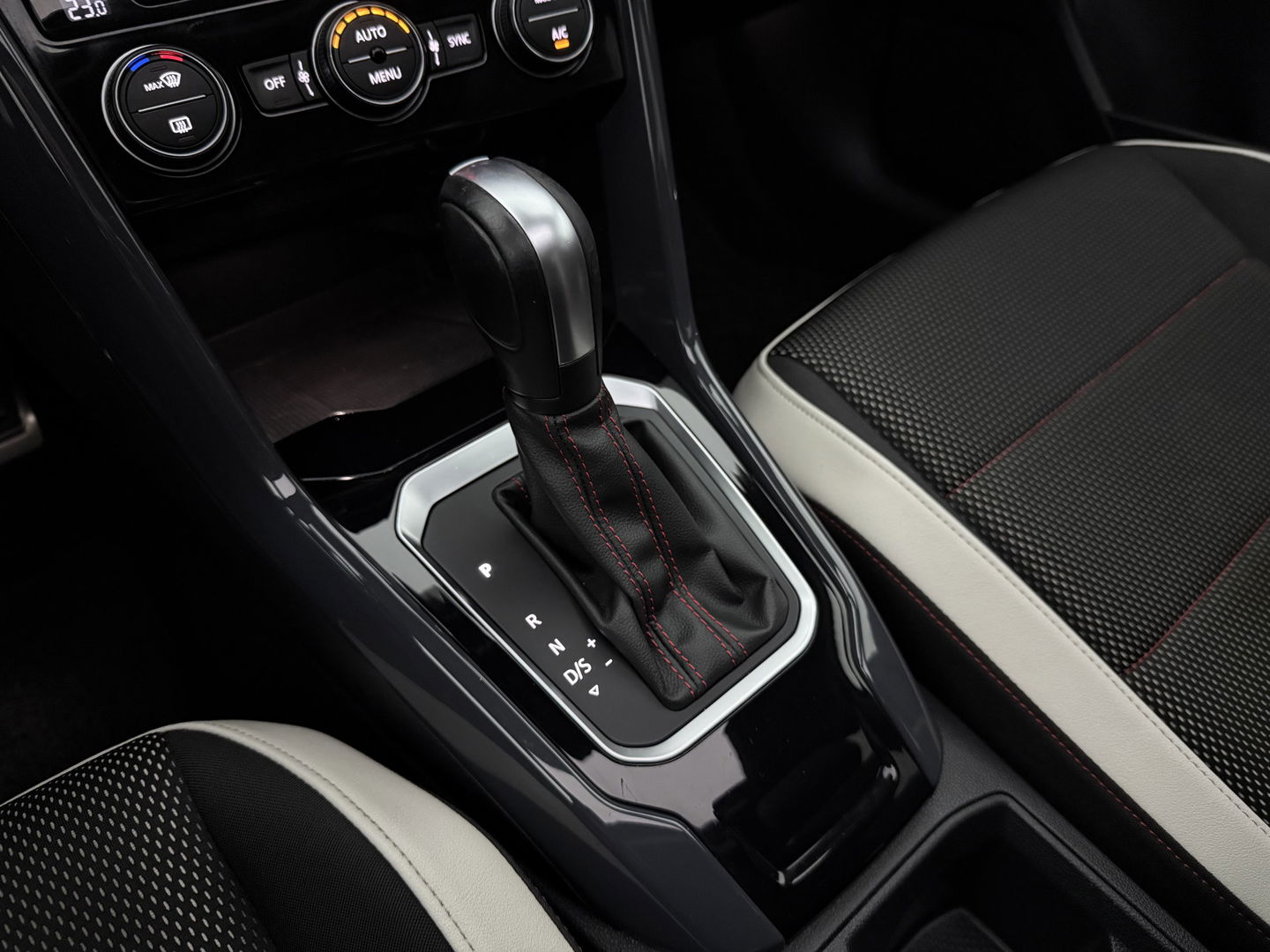 Volkswagen T-Roc 1.5 TSI 150PK R-Line | Pano | Sfeer | Virtual | Carplay | LED | Adap. Cruise | Parkeersens. | NAP