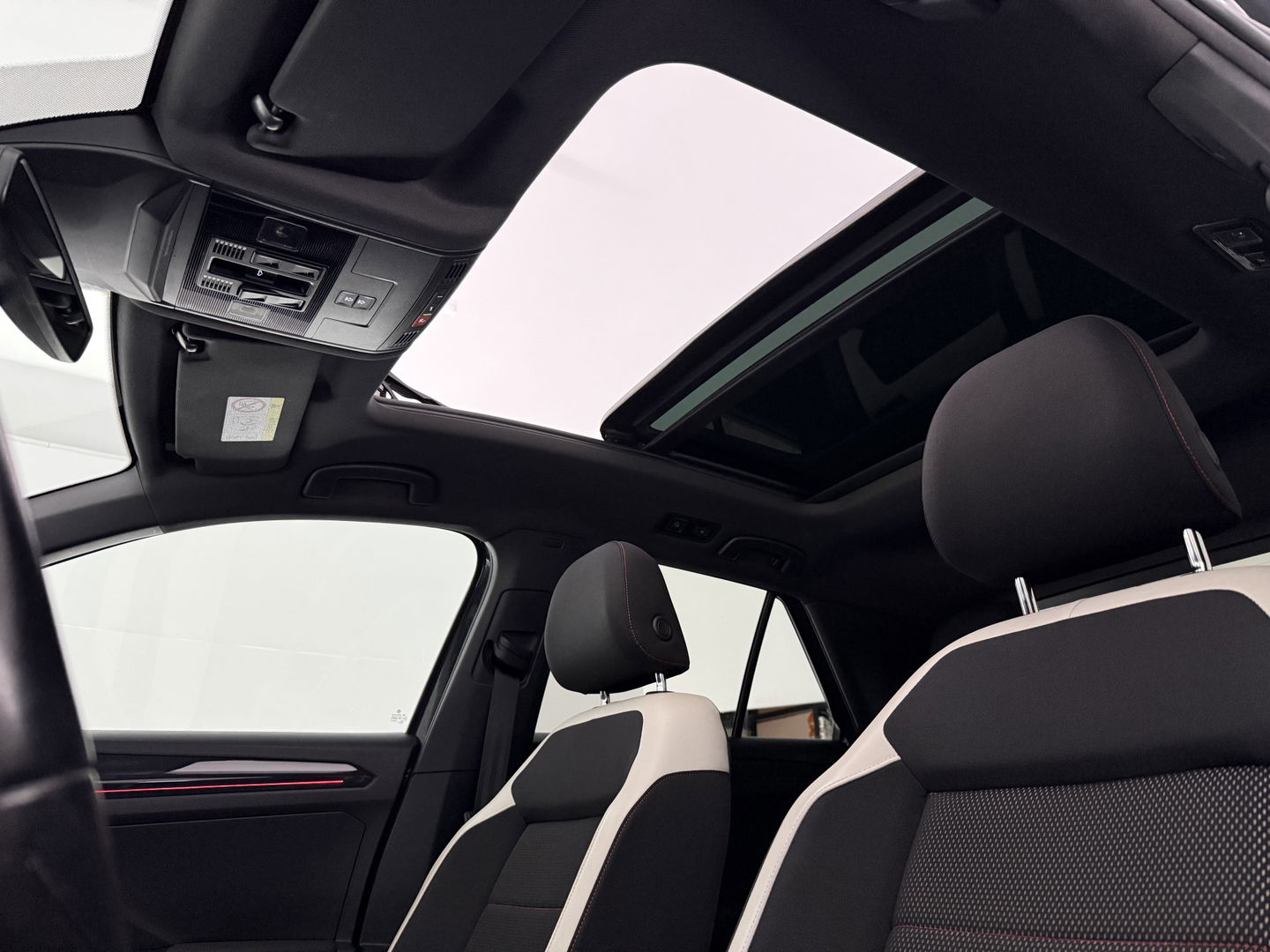 Volkswagen T-Roc 1.5 TSI 150PK R-Line | Pano | Sfeer | Virtual | Carplay | LED | Adap. Cruise | Parkeersens. | NAP