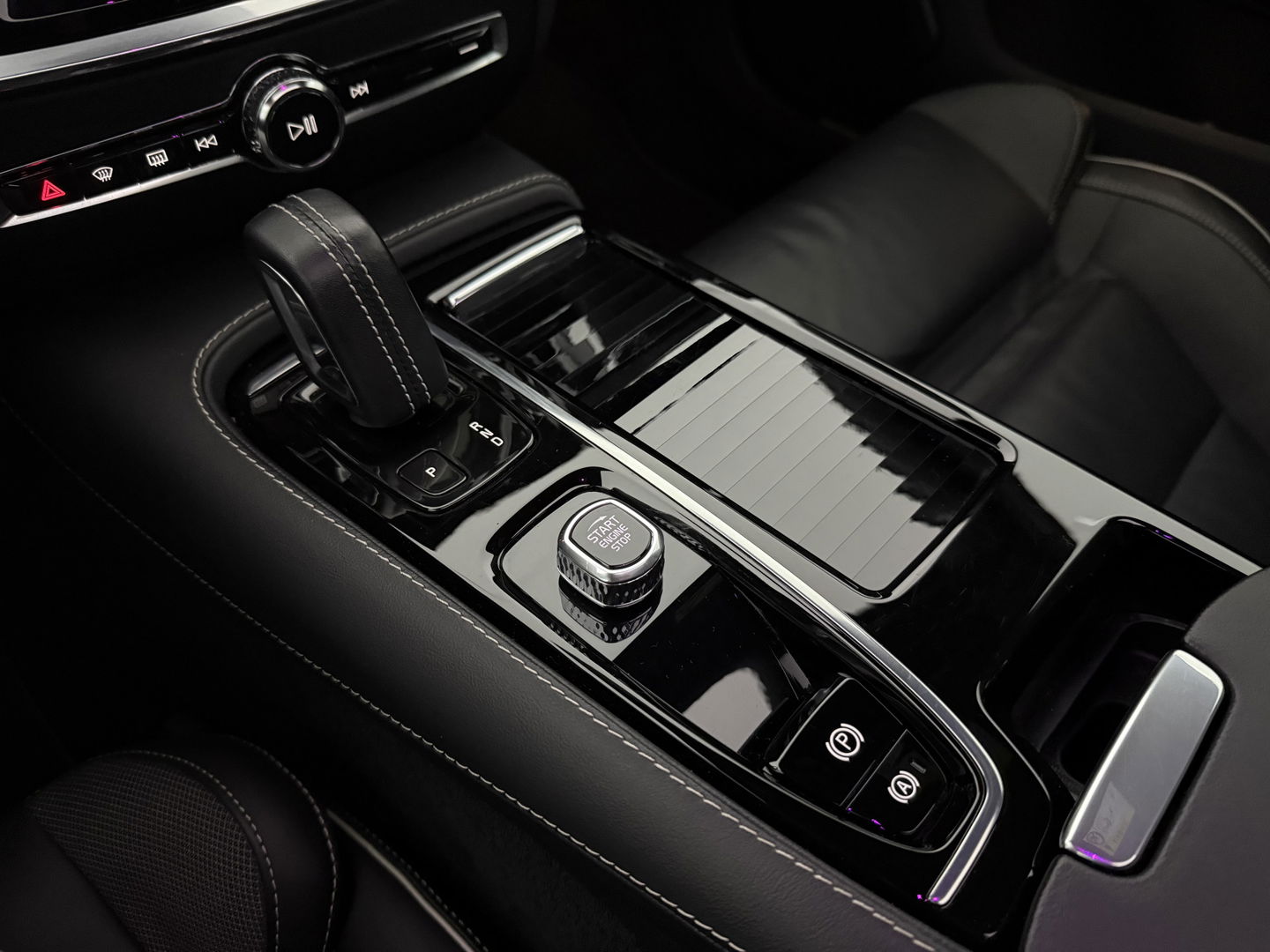 Volvo V60 2.0 T6 Recharge 340PK AWD R-Design | Pano | H/K | Virtual | Memory | Camera | Stoel/Stuurverw. | Trekh. | Keyless | Carplay | NAP