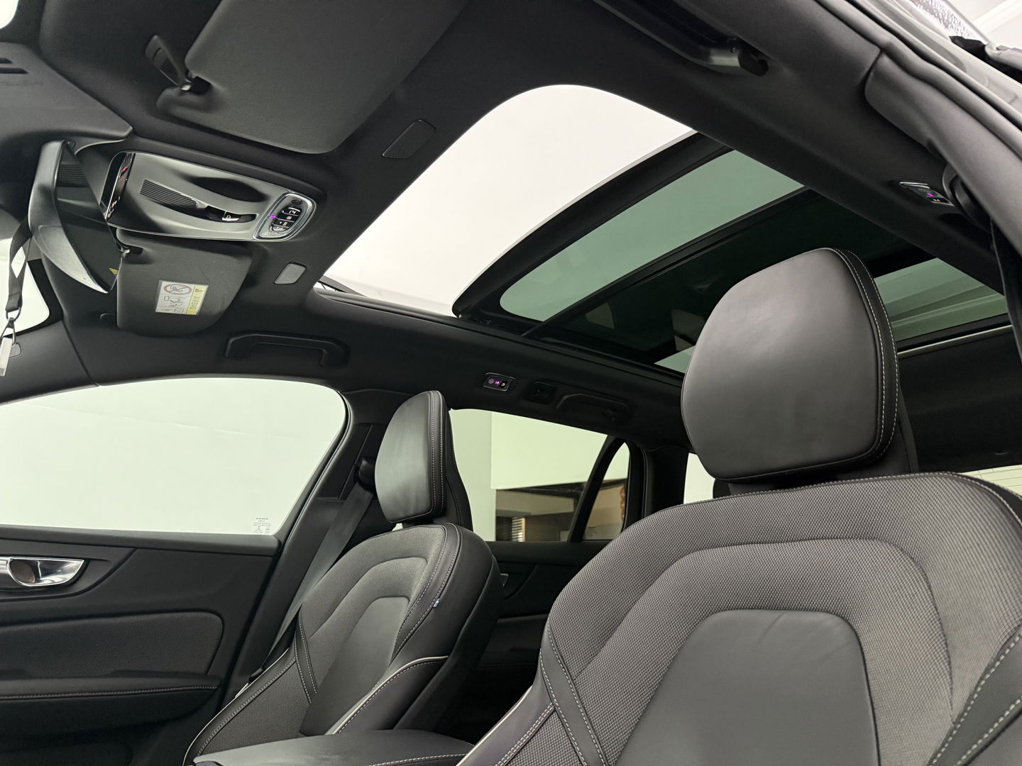 Volvo V60 2.0 T6 Recharge 340PK AWD R-Design | Pano | H/K | Virtual | Memory | Camera | Stoel/Stuurverw. | Trekh. | Keyless | Carplay | NAP