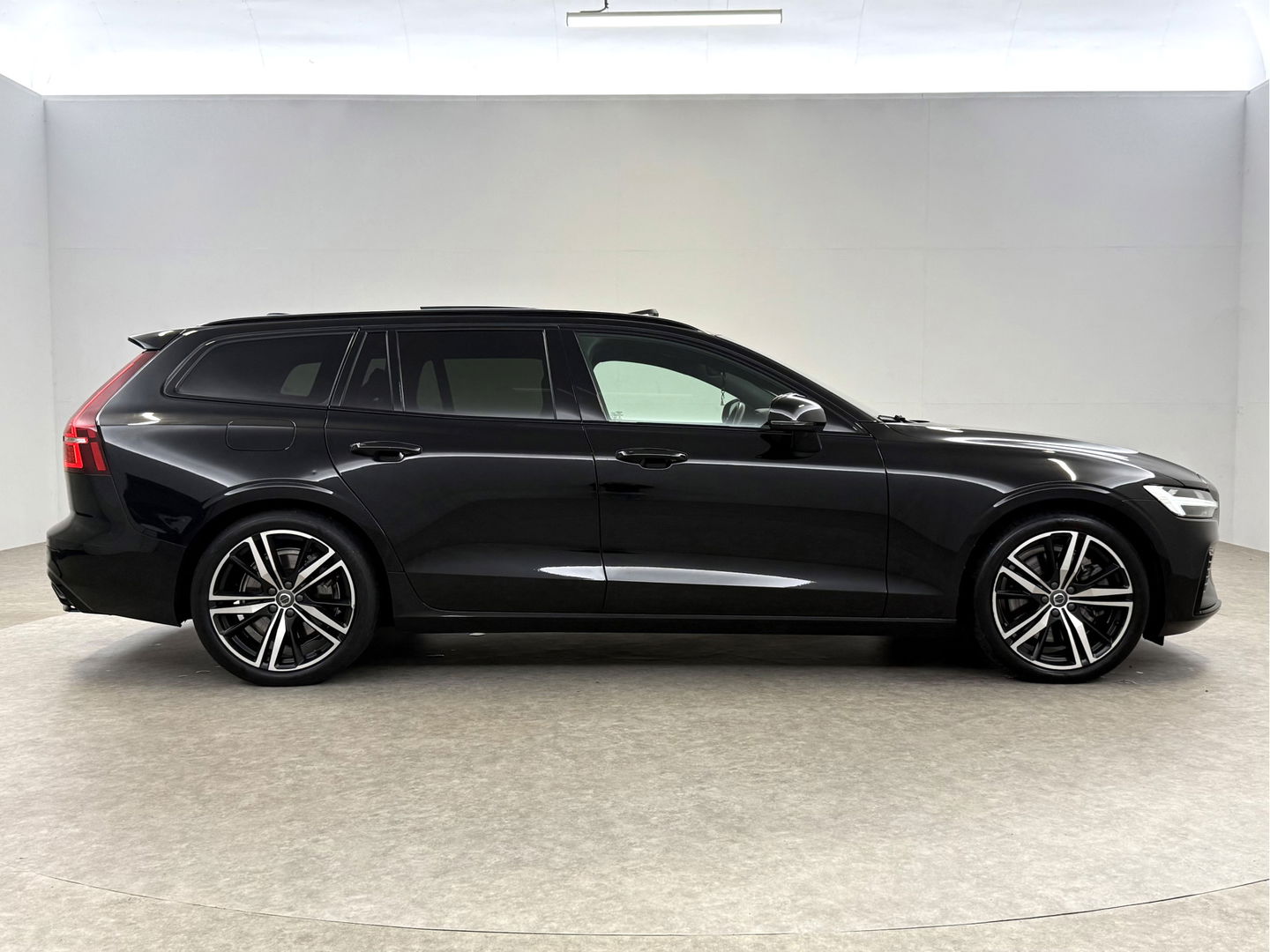 Volvo V60 2.0 T6 Recharge 340PK AWD R-Design | Pano | H/K | Virtual | Memory | Camera | Stoel/Stuurverw. | Trekh. | Keyless | Carplay | NAP