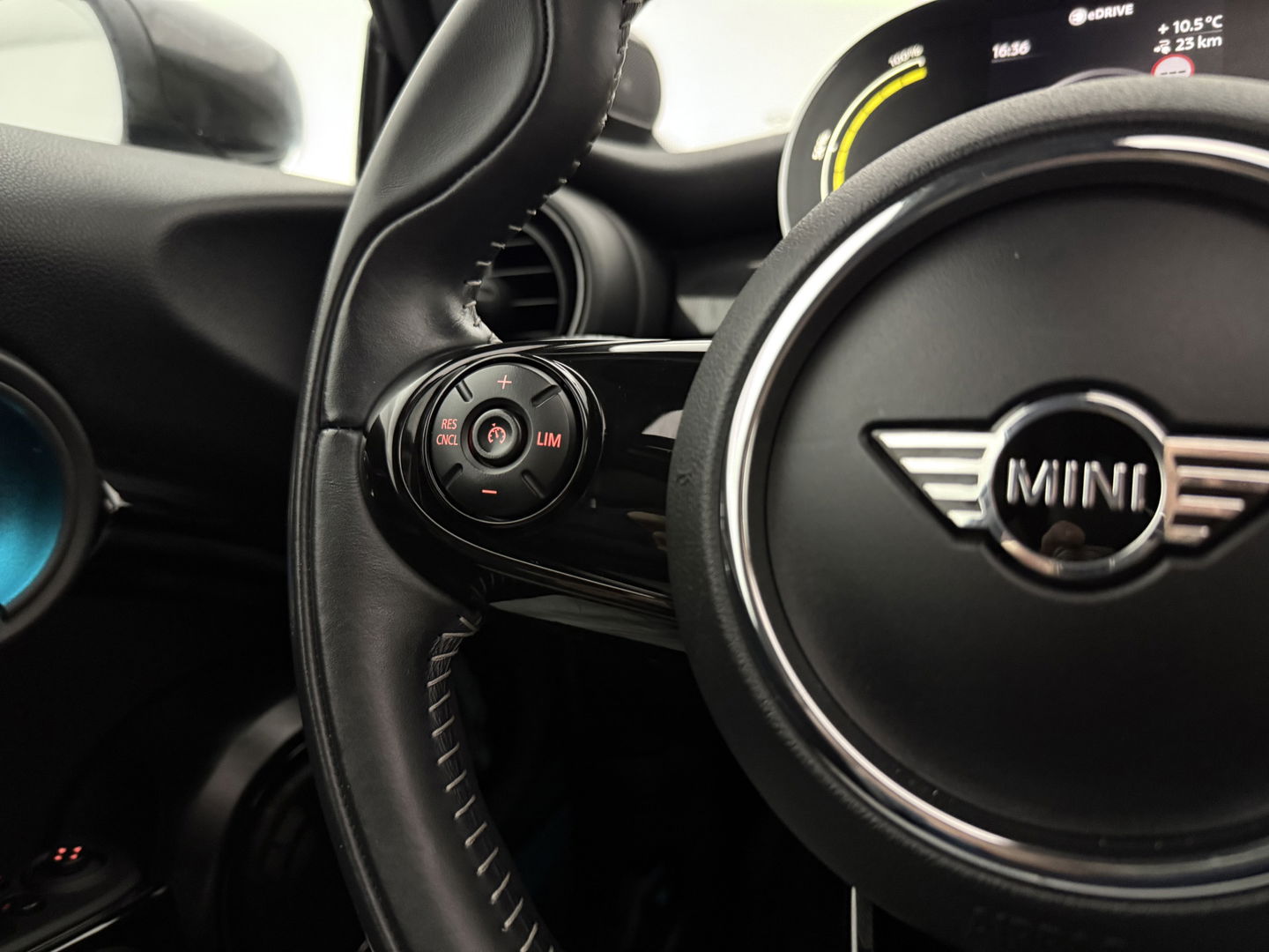 MINI Cooper Yours 33 kWh | SOH 92% | Snelladen | Pano | H/K | Sfeer | HuD | Virtual | Camera | Carplay | Stoelverw. | Keyless |  NAP