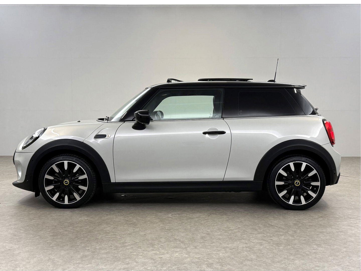 MINI Cooper Yours 33 kWh | SOH 92% | Snelladen | Pano | H/K | Sfeer | HuD | Virtual | Camera | Carplay | Stoelverw. | Keyless |  NAP