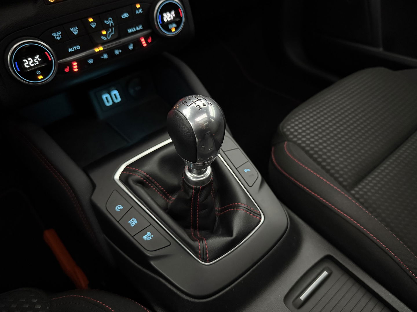 Ford Focus 1.5 EcoBlue ST Line X Business | Pano | Camera | Stoel/Stuur verw. | Trekh. | Keyless | Virtual | Carplay | NAP